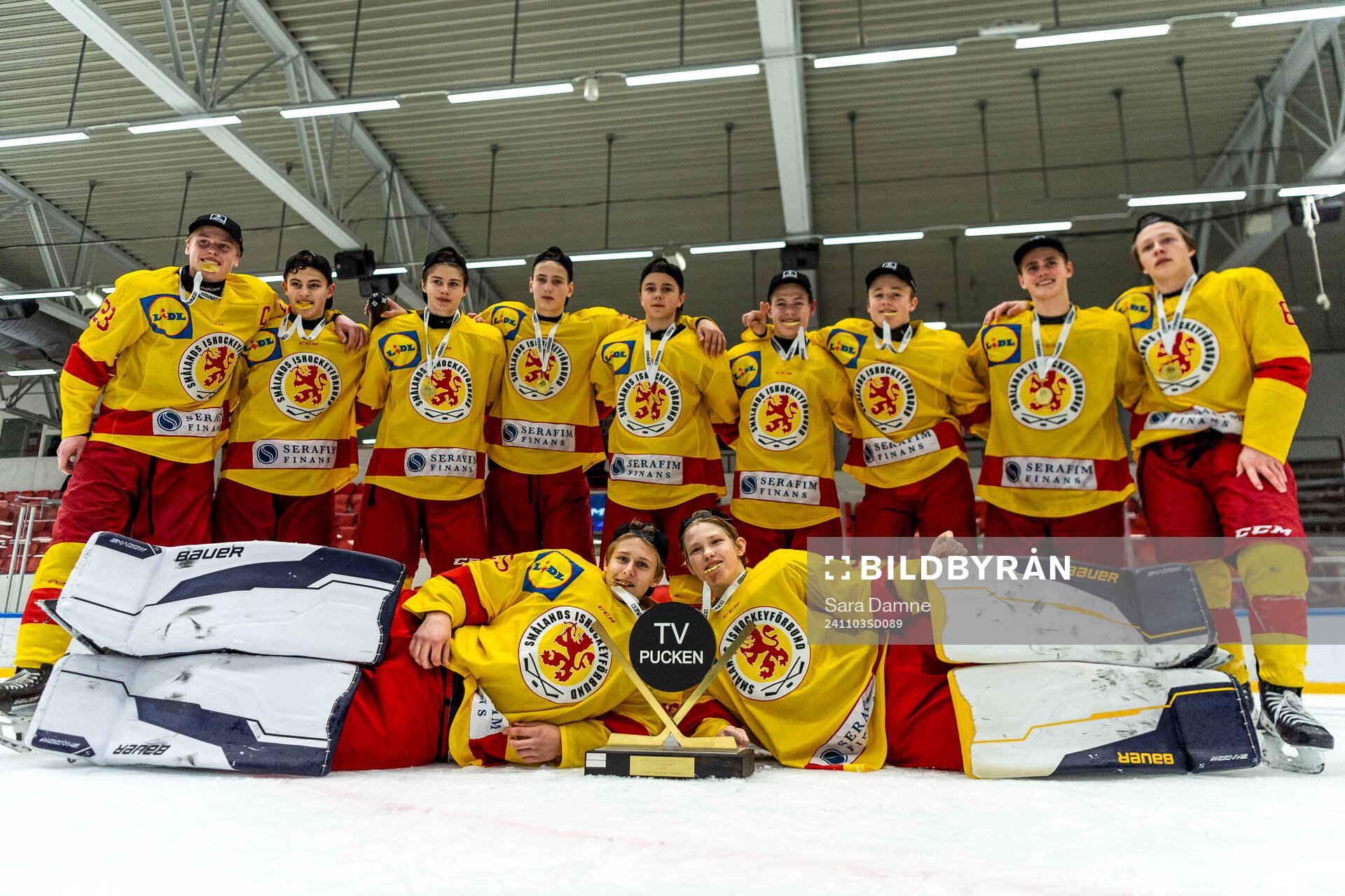 Smålands spelare jublar med pokalen