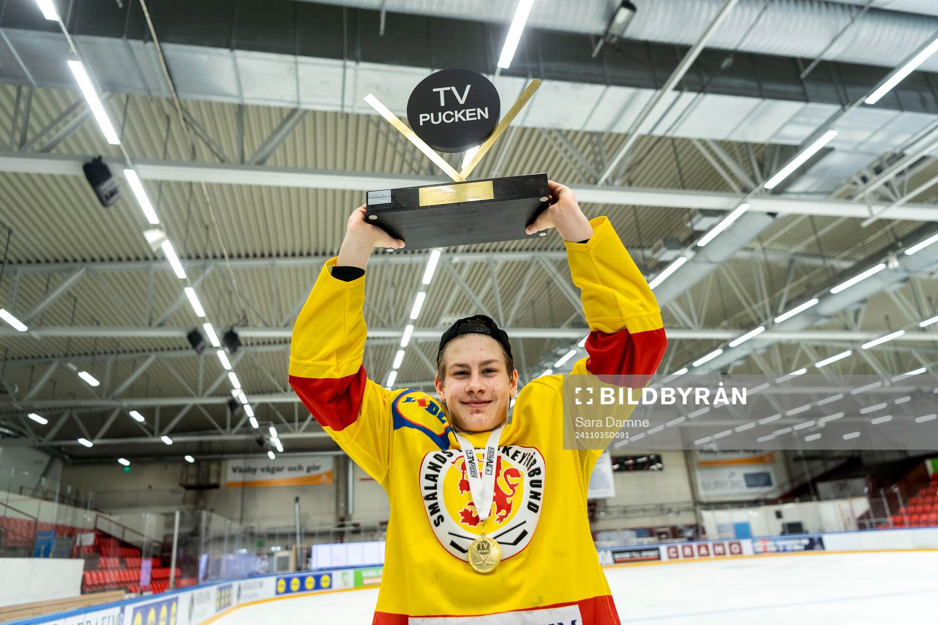 Smålands Alexander Gidius jublar med pokalen