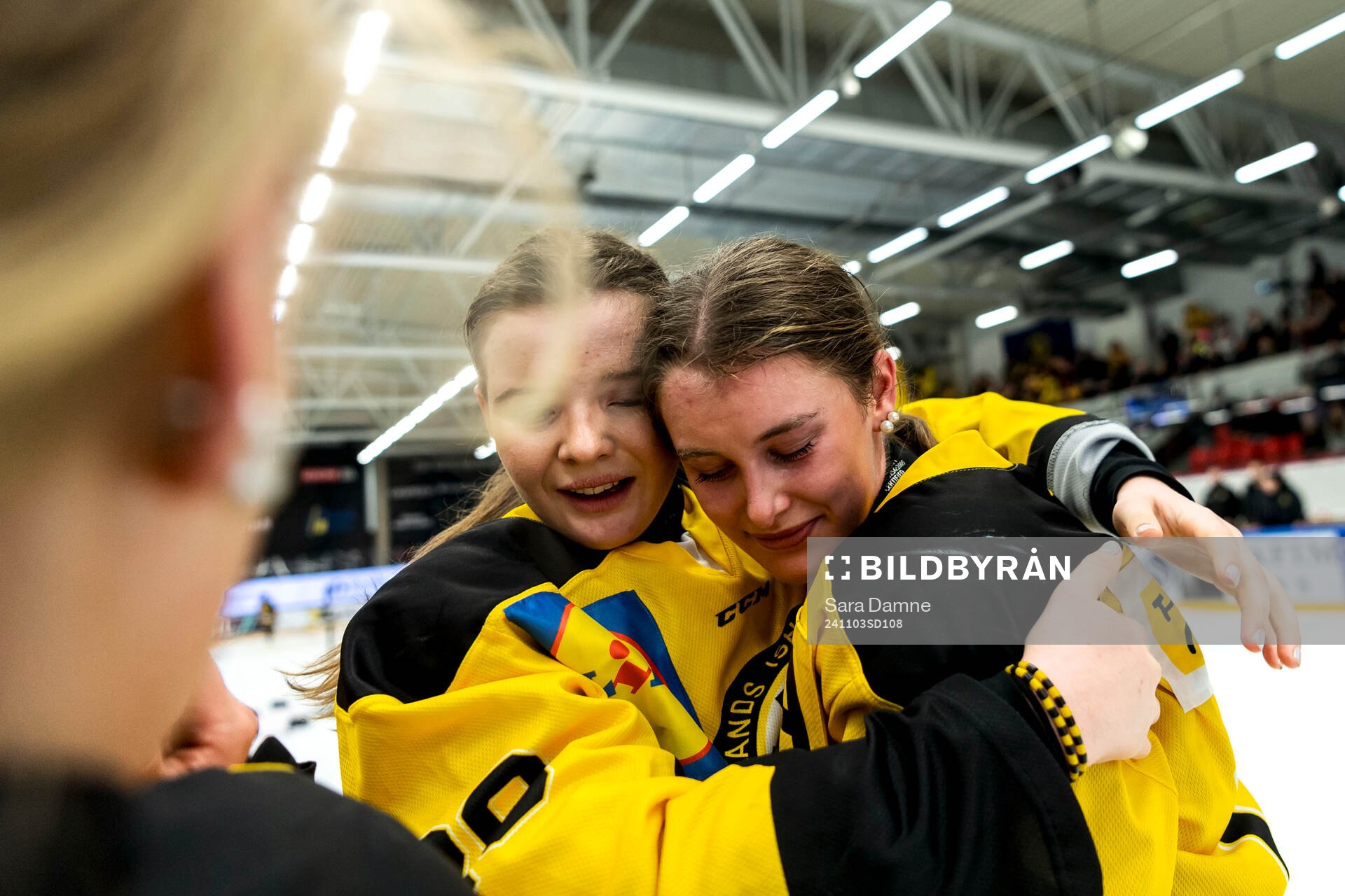 Västergötlands Moa Karlsson och Tindra Medin jublar