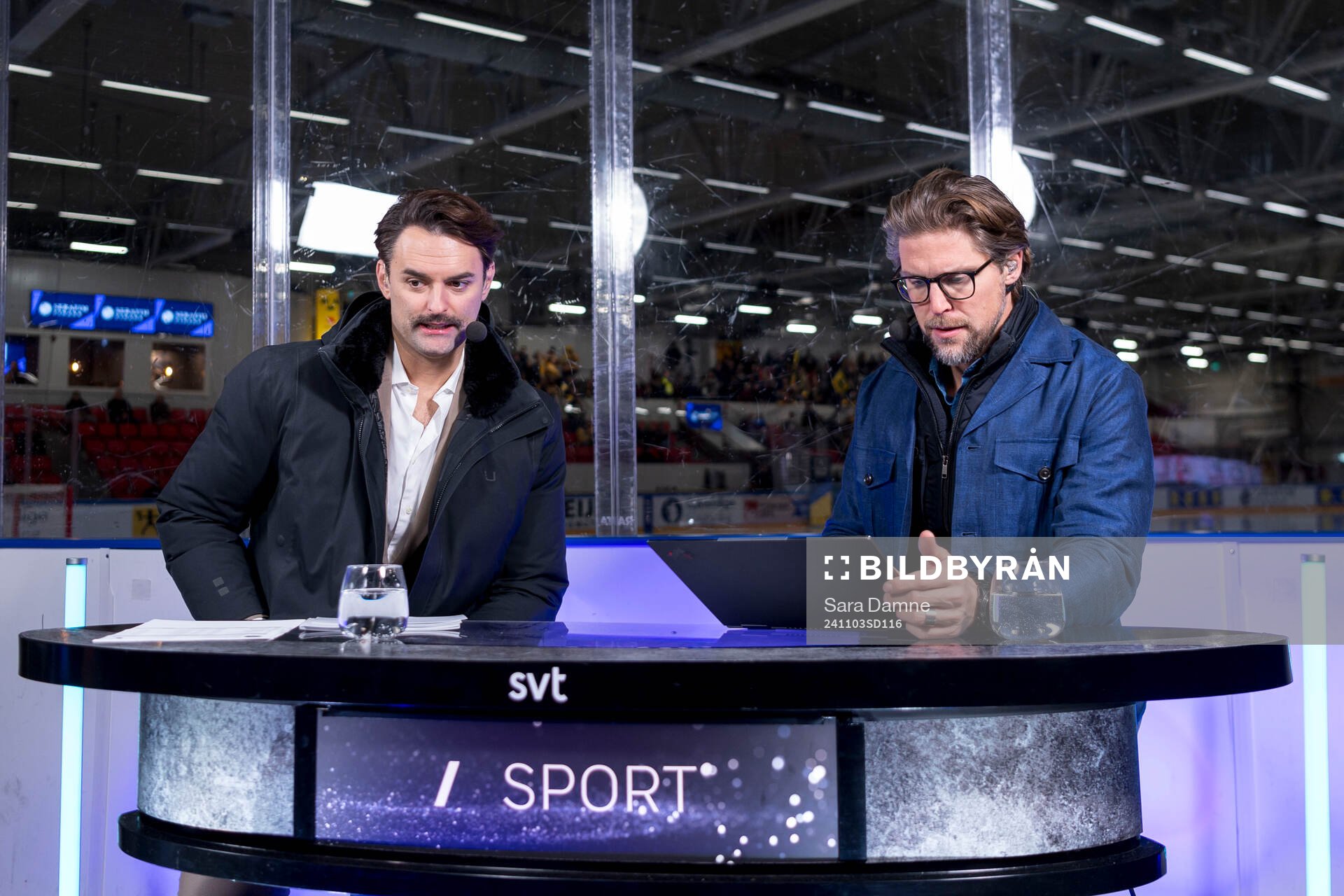 Programledare Dusan Umicevic och expert Jonas Andersson, SVT