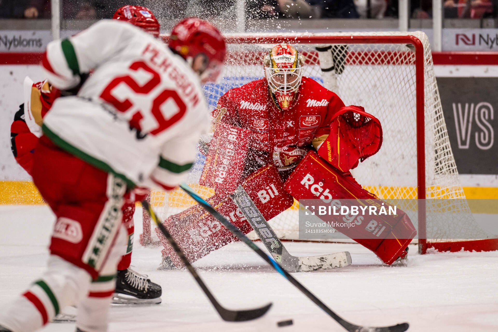 Moras Johan Persson och Kalmars målvakt Blake Pietila