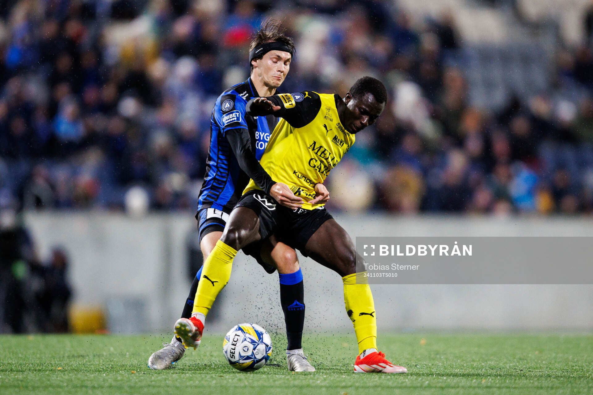 Sirius Tobias Carlsson och Mjällbys Abdoulie Manneh under fotbollsmatchen i Allsvenskan mellan Sirius och Mjällby den 3 november 2024 i Uppsala.