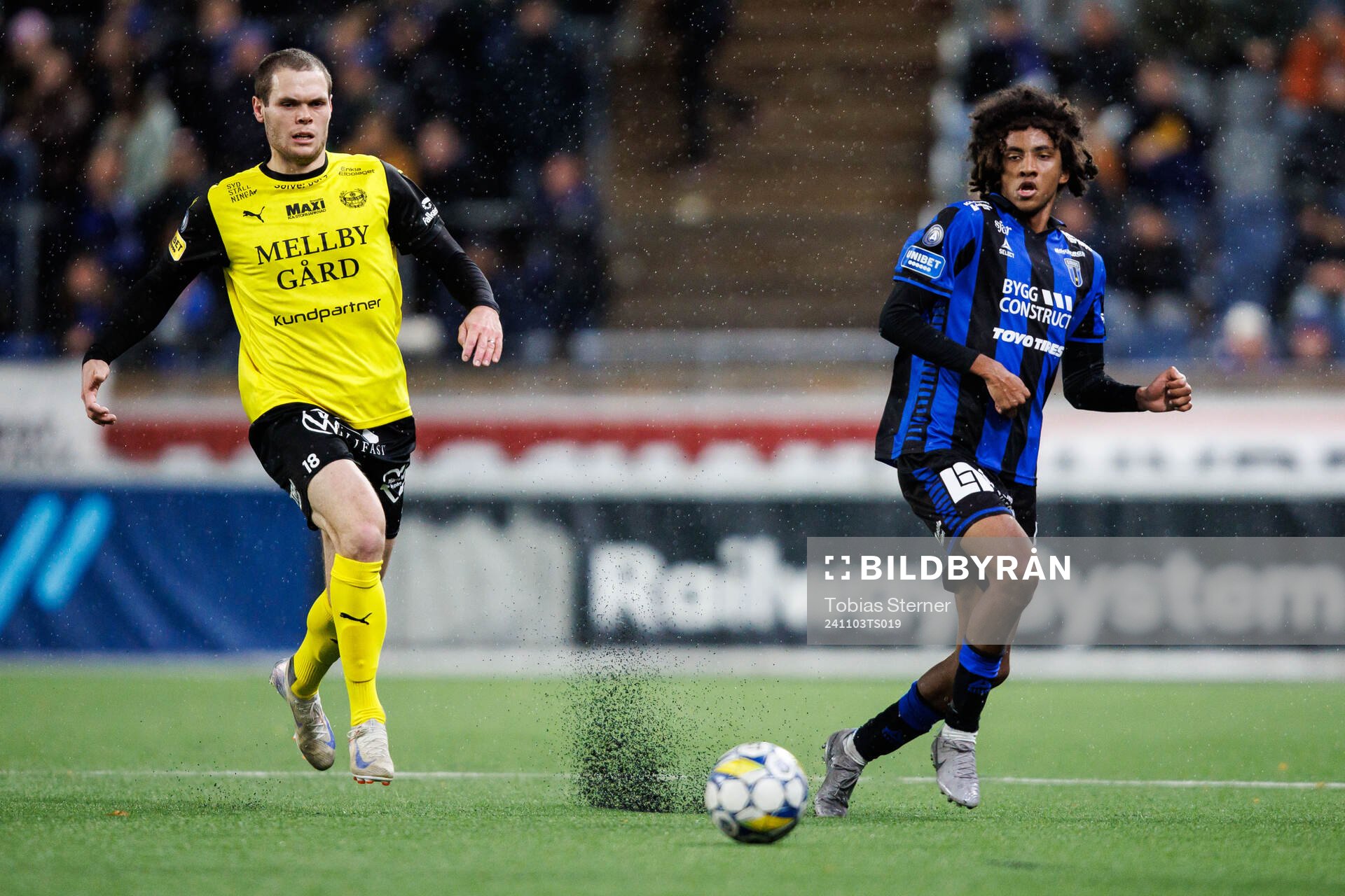 Mjällbys Jacob Bergström och Sirius Malcolm Jeng under fotbollsmatchen i Allsvenskan mellan Sirius och Mjällby den 3 november 2024 i Uppsala.