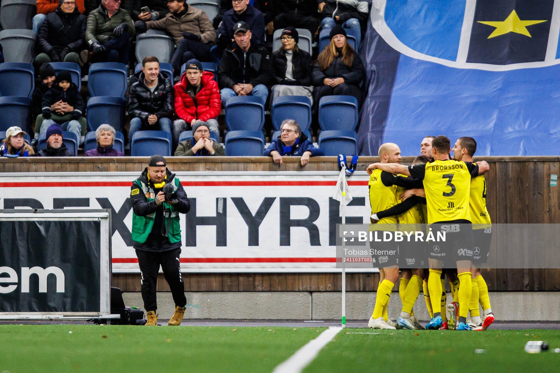 Mjällbys spelare jublar efter 0-1 av Abdoulie Manneh under fotbollsmatchen i Allsvenskan mellan Sirius och Mjällby den 3 november 2024 i Uppsala.