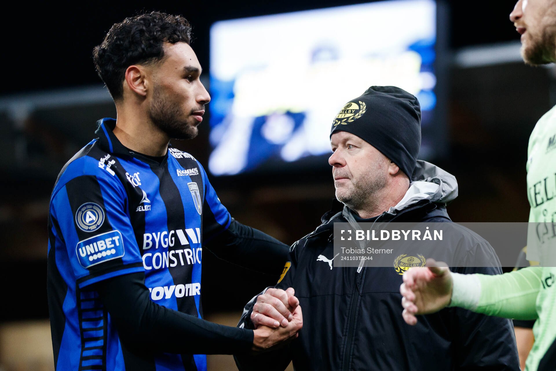 Sirius Joakim Persson och Mjällbys tränare Anders