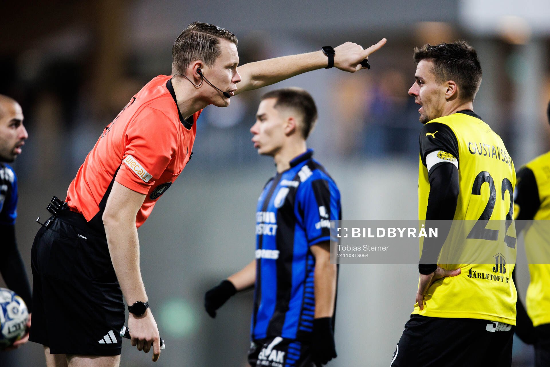 Domare Oscar Johnson och Mjällbys Jesper Gustavsson