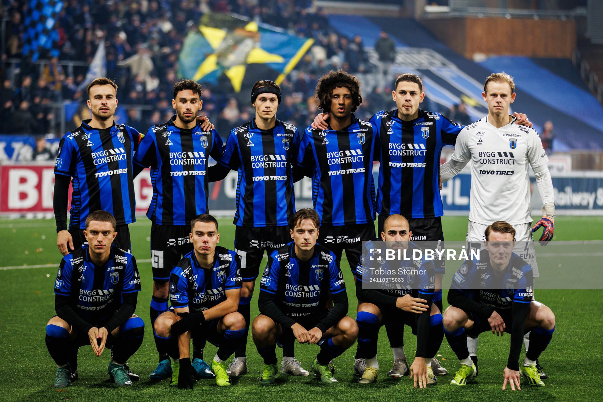 Sirius startelva inför fotbollsmatchen i Allsvenskan mellan Sirius och Mjällby den 3 november 2024 i Uppsala. Övre raden från vänster: Henrik Castegren, Joakim Persson, Tobias Carlsson, Malcolm Jeng, Yousef Salech och målvakt Jakob Tånnander. Nedre raden från vänster: Andreas Pyndt Andersen, Leo Walta, Adam Vikman, Saba Mamatsashvili och Noel Milleskog.