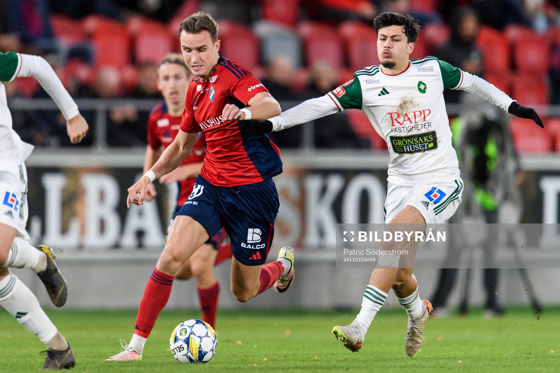 Östers Jan Martin Hoel Andersen och Skövde AIKs Alper Demirol under fotbollsmatchen i Superettan mellan Öster och Skövde AIK den 3 november 2024 i Växjö.