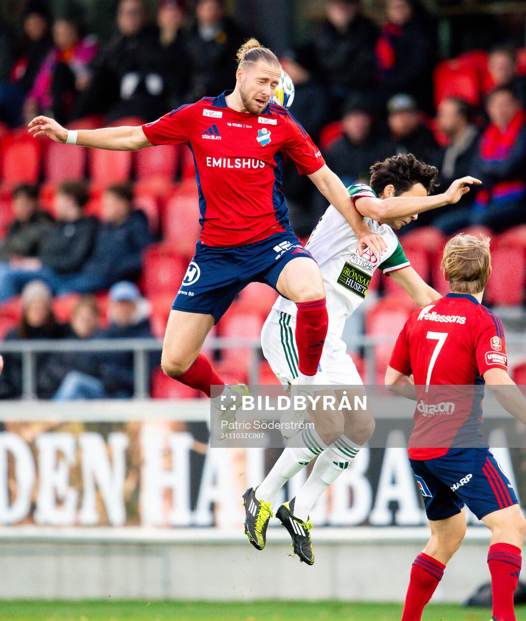 Östers IFs Kevin Höög Jansson mot Skövde AIKs Armend Suljev under fotbollsmatchen i Superettan mellan Öster och Skövde AIK den 3 november 2024 i Växjö.