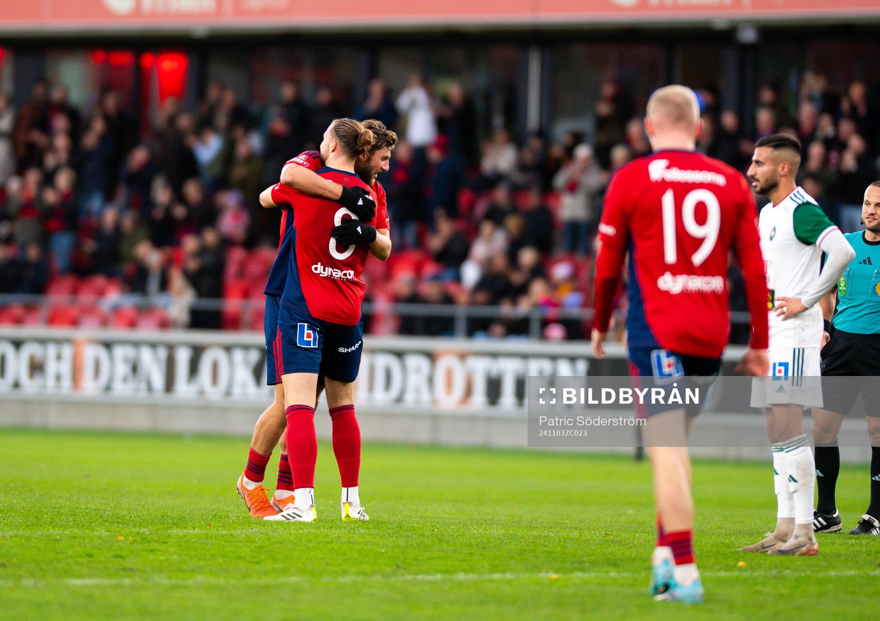 Östers IFs Kevin Höög Jansson jublar med Alibek Aliev under fotbollsmatchen i Superettan mellan Öster och Skövde AIK den 3 november 2024 i Växjö.