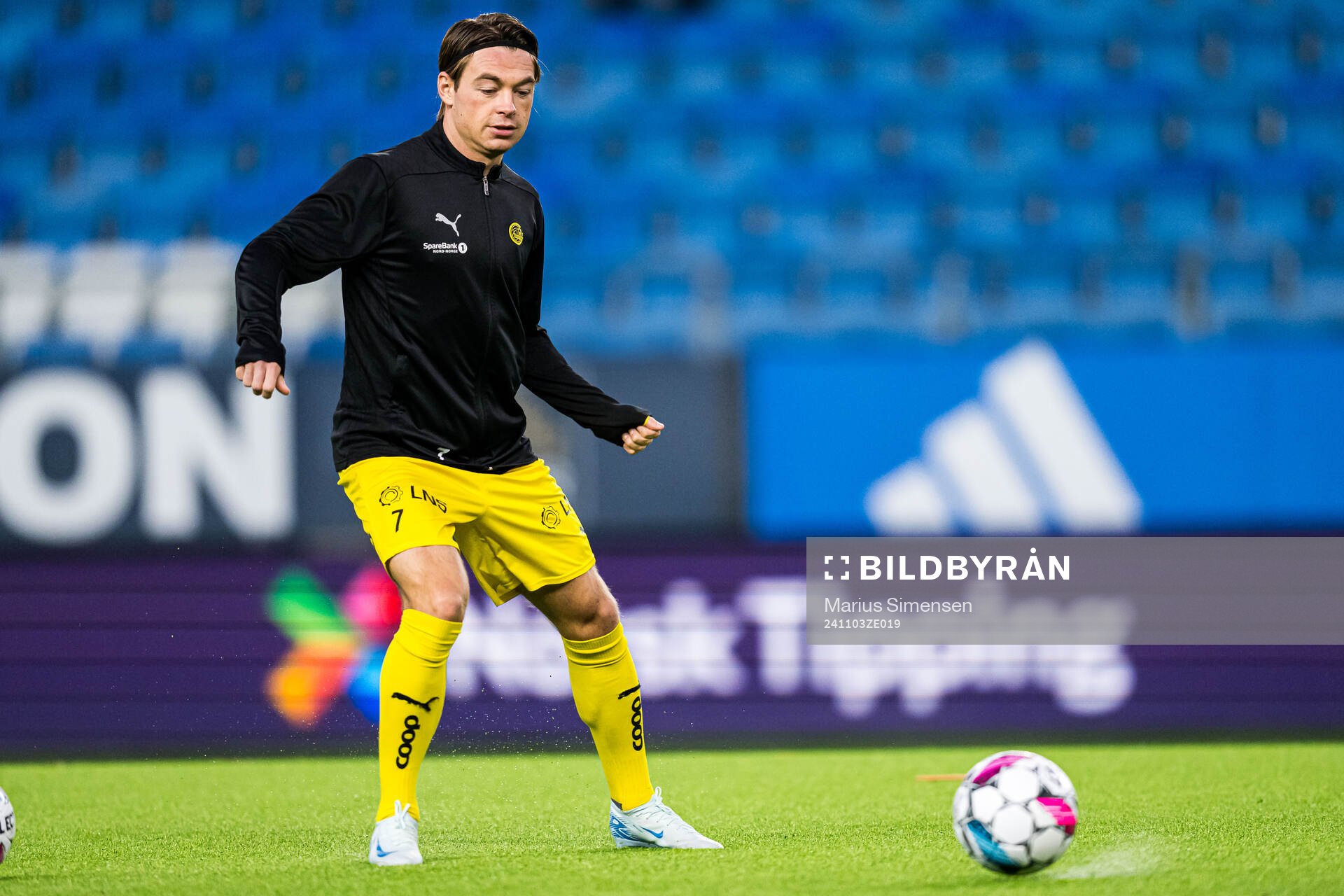 Patrick Berg of Bodø/Glimt warms up