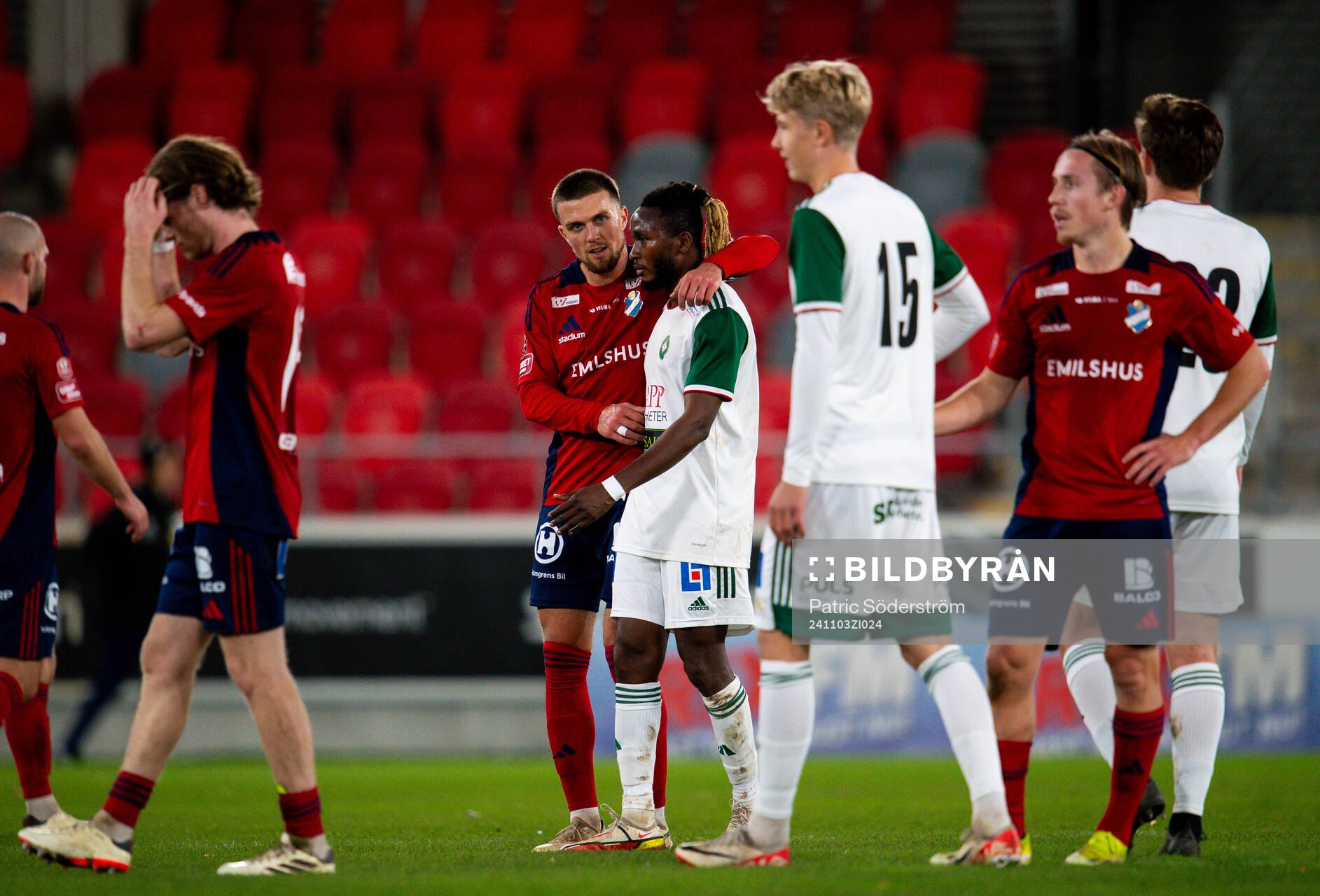 Östers IFs Ivan Kricak och Skövde AIKs Mamudu Moro