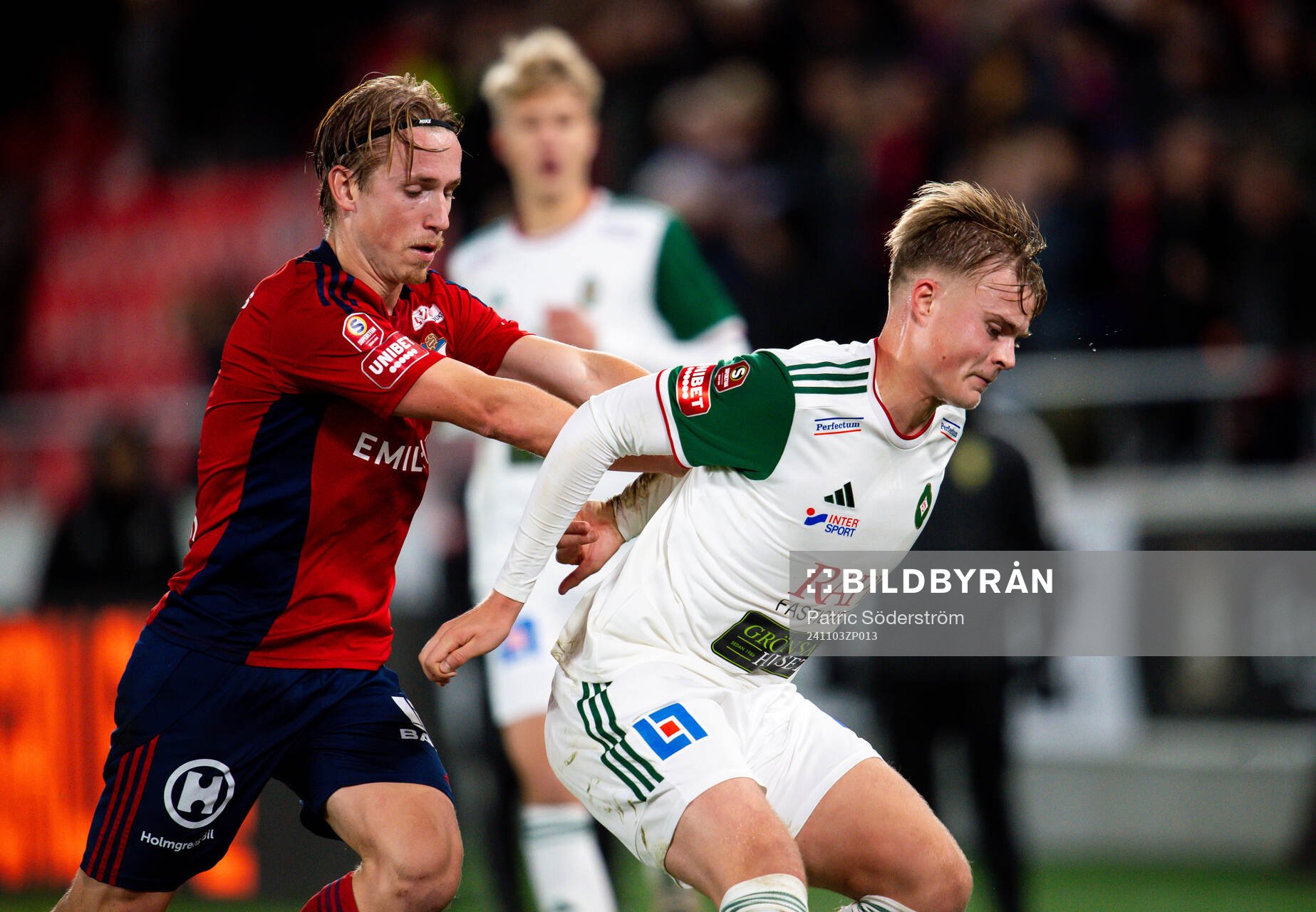 Östers IFs David Seger och Skövde AIKs Edvin Tellgren under fotbollsmatchen i Superettan mellan Öster och Skövde AIK den 3 november 2024 i Växjö.
