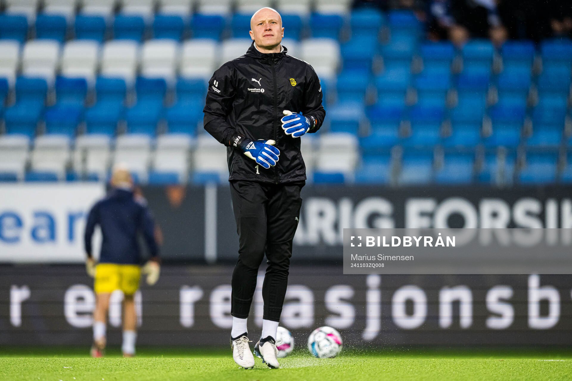 Julian Faye Lund of Bodø/Glimt warms up