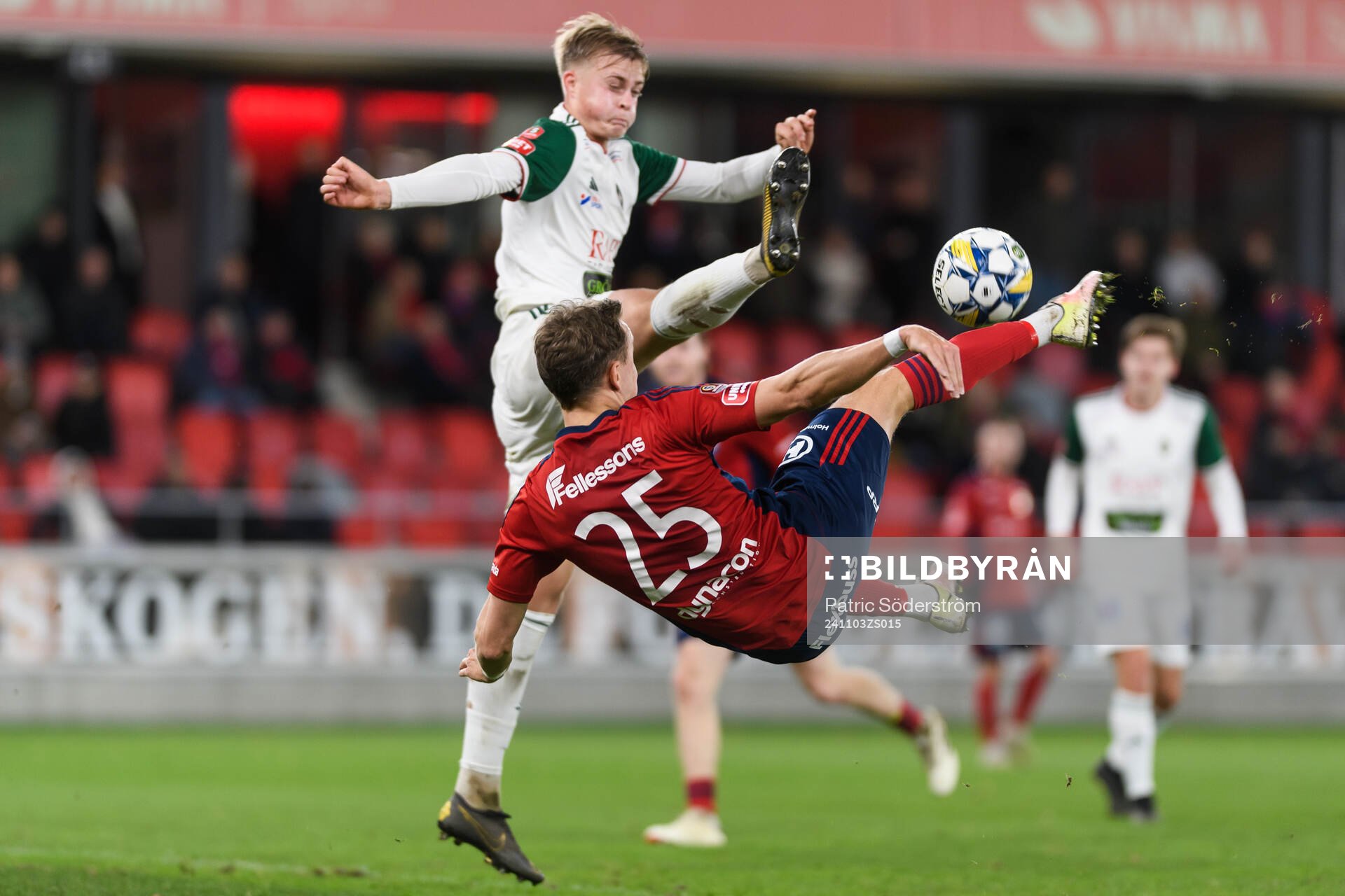 Skövde AIKs Edvin Tellgren och Östers Jan Martin Hoel Andersen under fotbollsmatchen i Superettan mellan Öster och Skövde AIK den 3 november 2024 i Växjö.