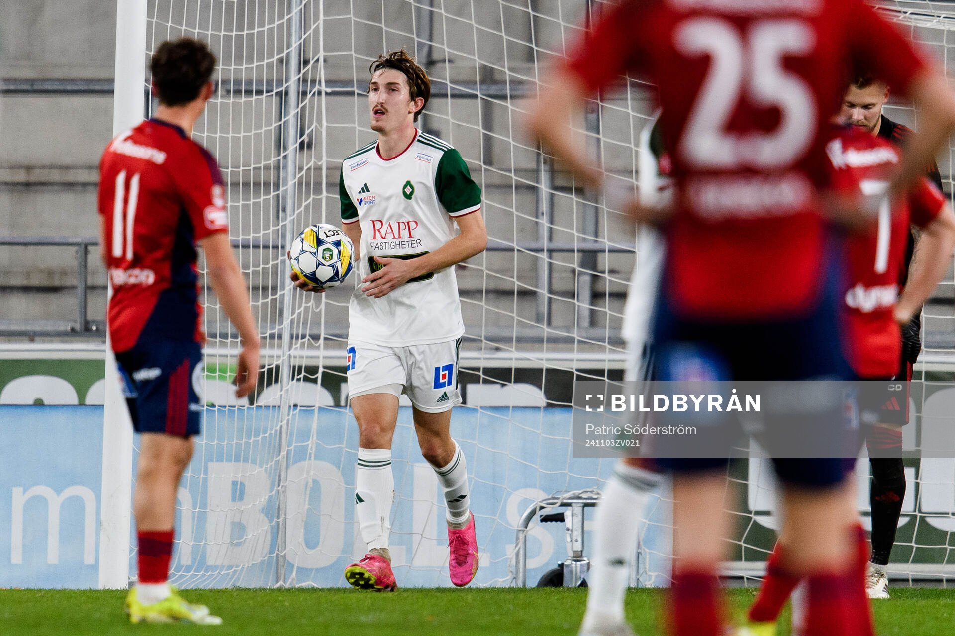 Skövde AIKs Hugo Engström jublar efter 5-2 under fotbollsmatchen i Superettan mellan Öster och Skövde AIK den 3 november 2024 i Växjö. 