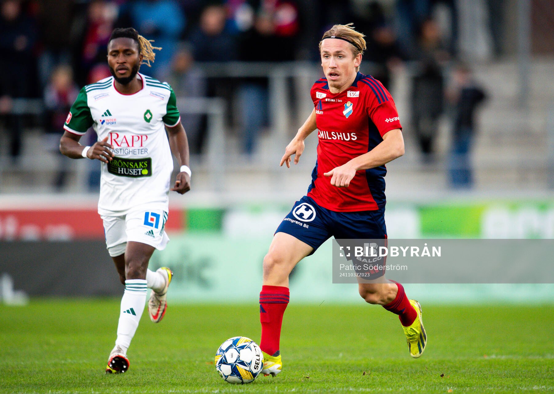 Skövde AIKs Mamudu Moro och Östers IFs David Seger under fotbollsmatchen i Superettan mellan Öster och Skövde AIK den 3 november 2024 i Växjö.