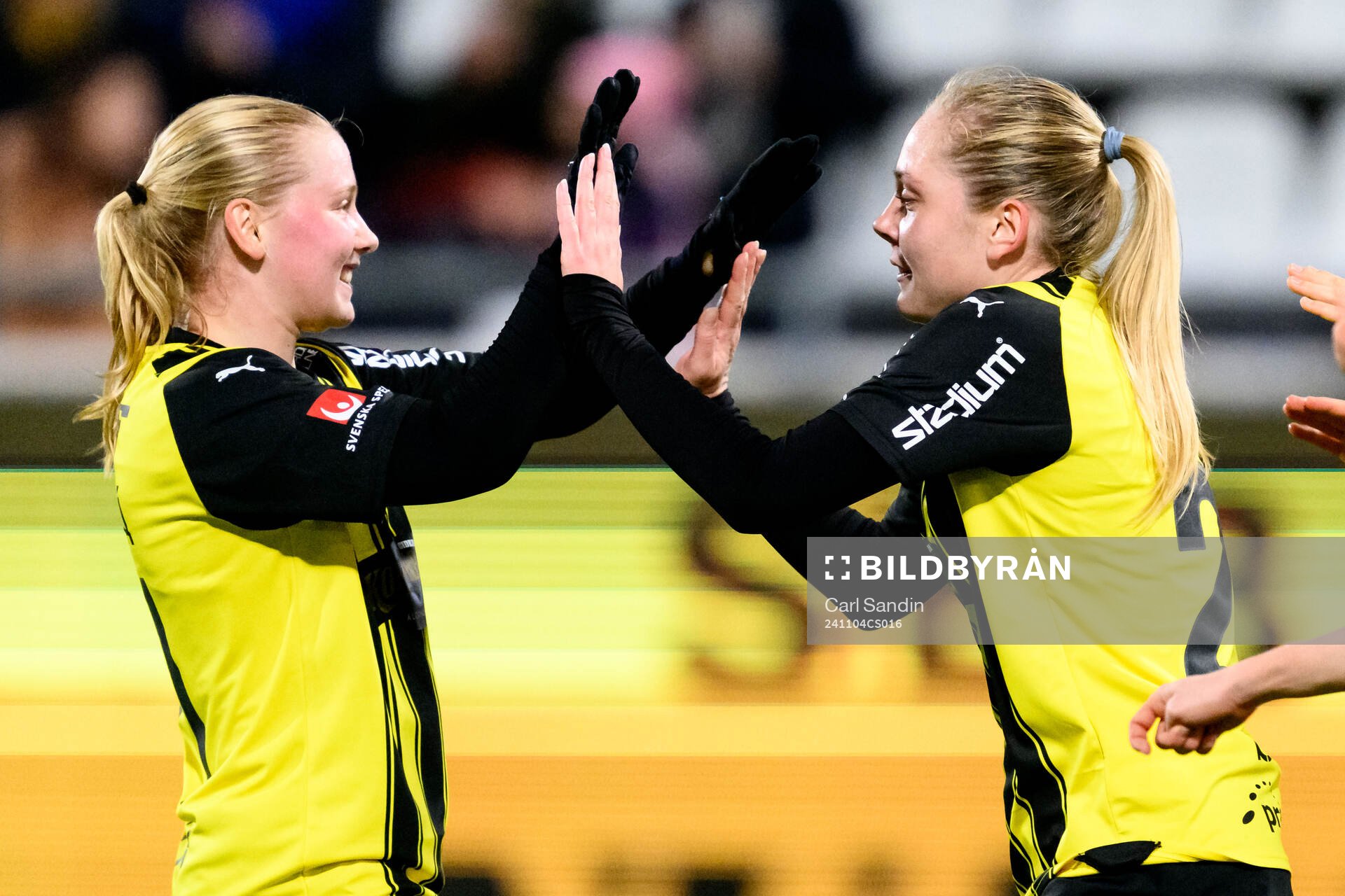 Häckens Johanna Fossdalsá Sørensen och Alice Bergström jublar efter 2-0 under fotbollsmatchen i Damallsvenskan mellan Häcken och KIF Örebro den 4 november 2024 i Göteborg.