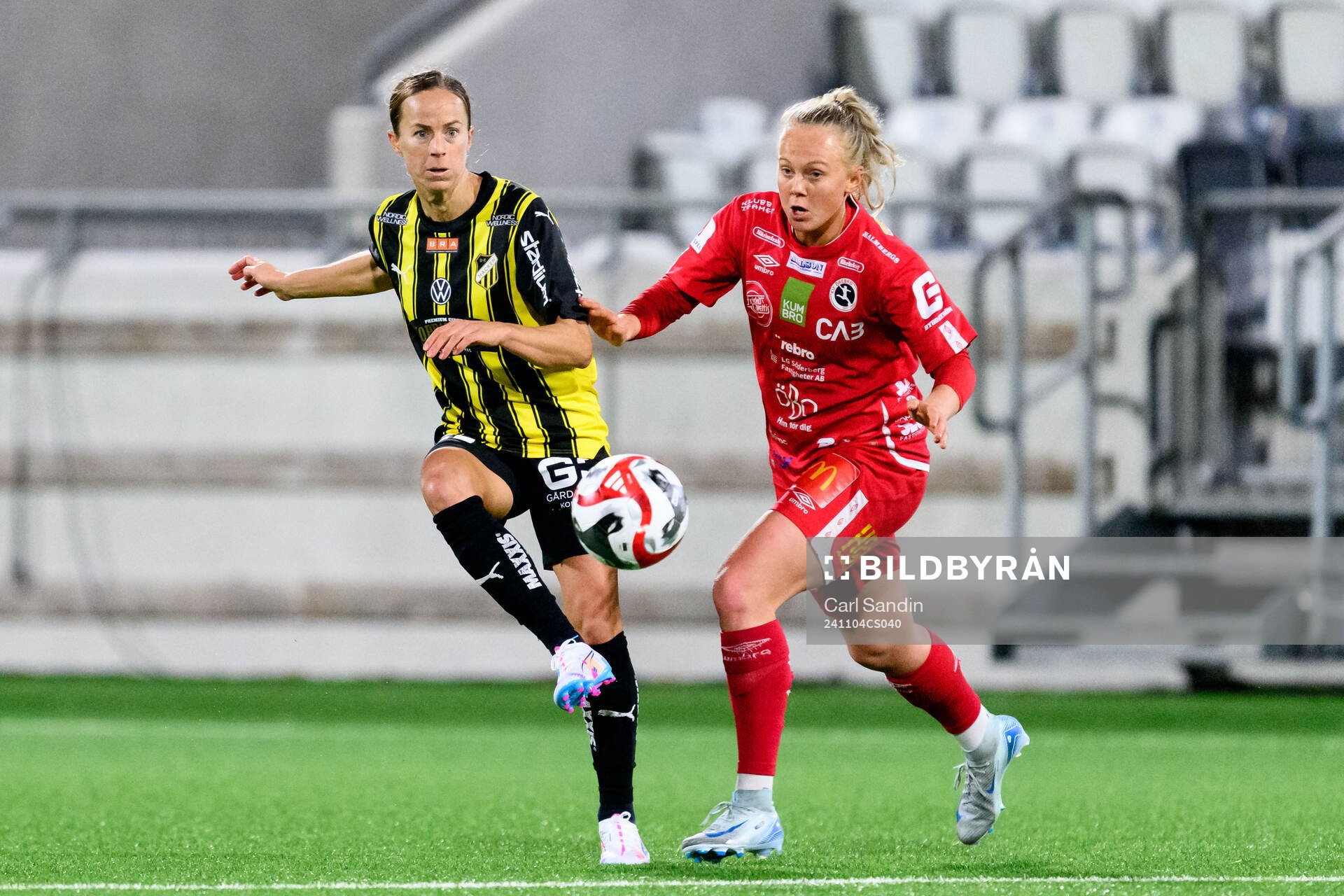 Häckens Aivi Luik och KIF Örebros Molly Johansson
