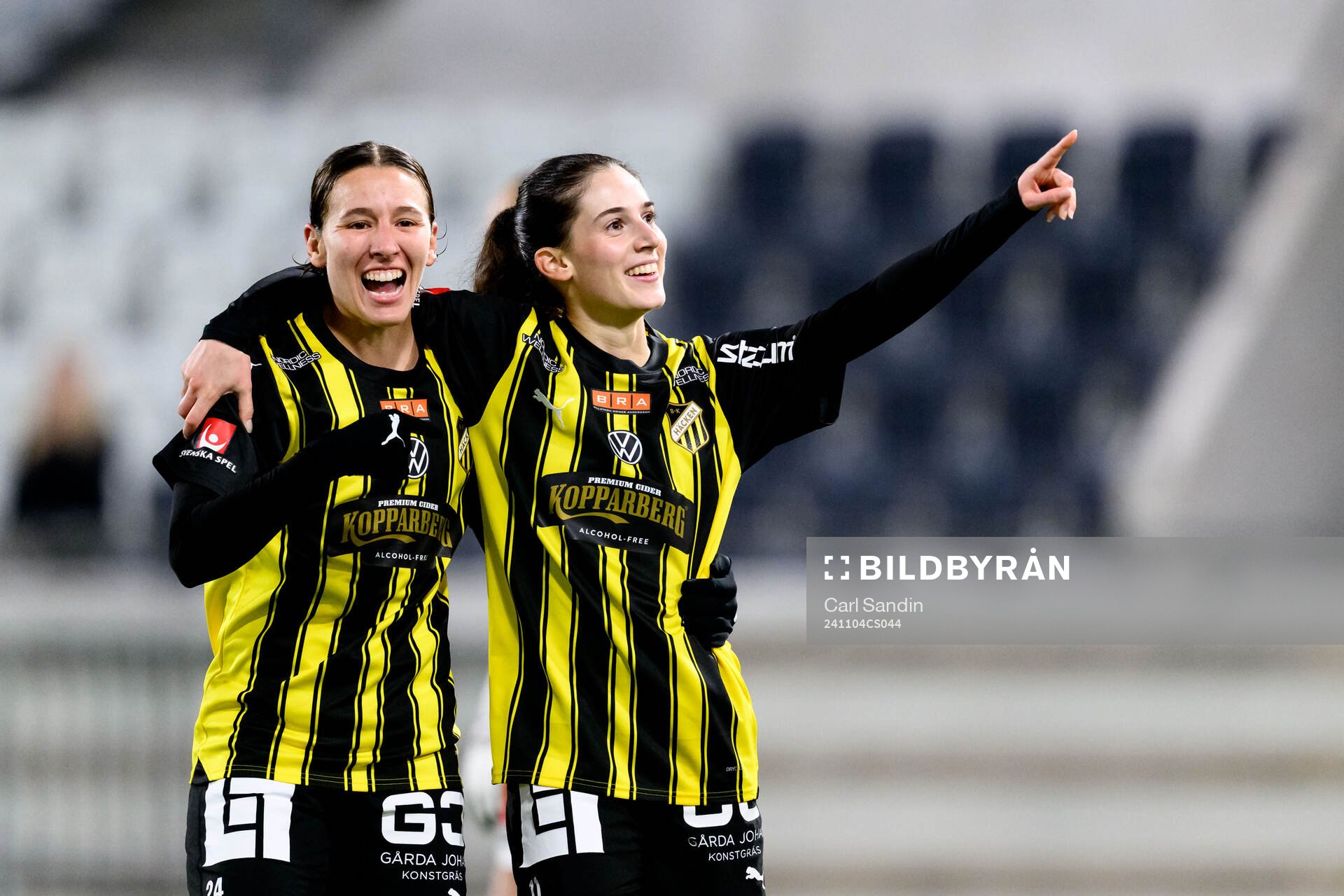 Häckens Tabby Tindell och Clarissa Larisey jublar
