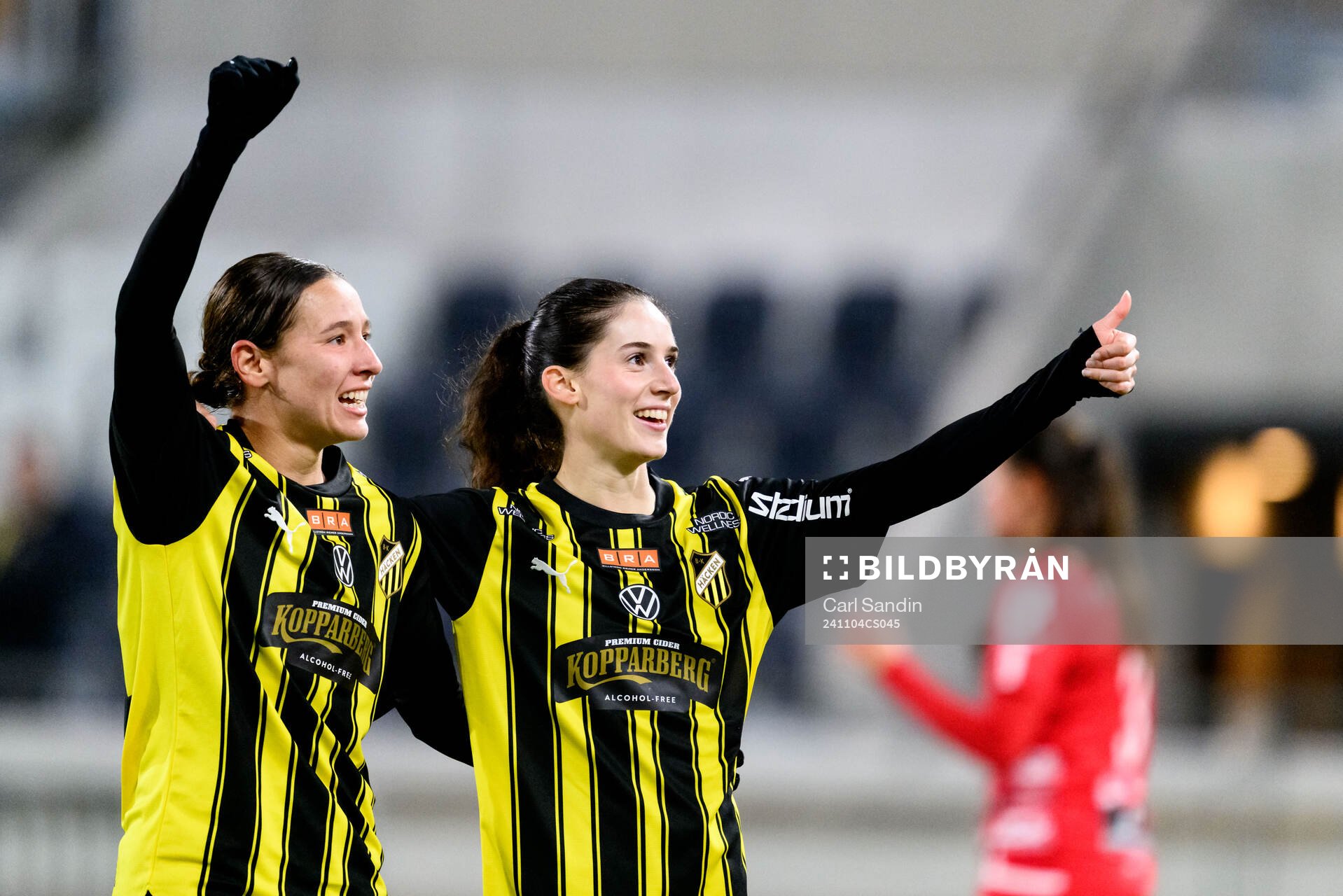 Häckens Tabby Tindell och Clarissa Larisey jublar