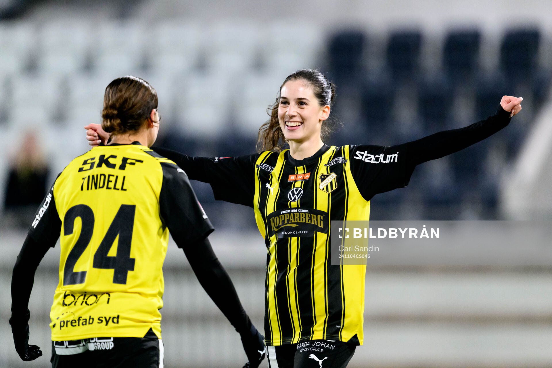 Häckens Tabby Tindell och Clarissa Larisey jublar