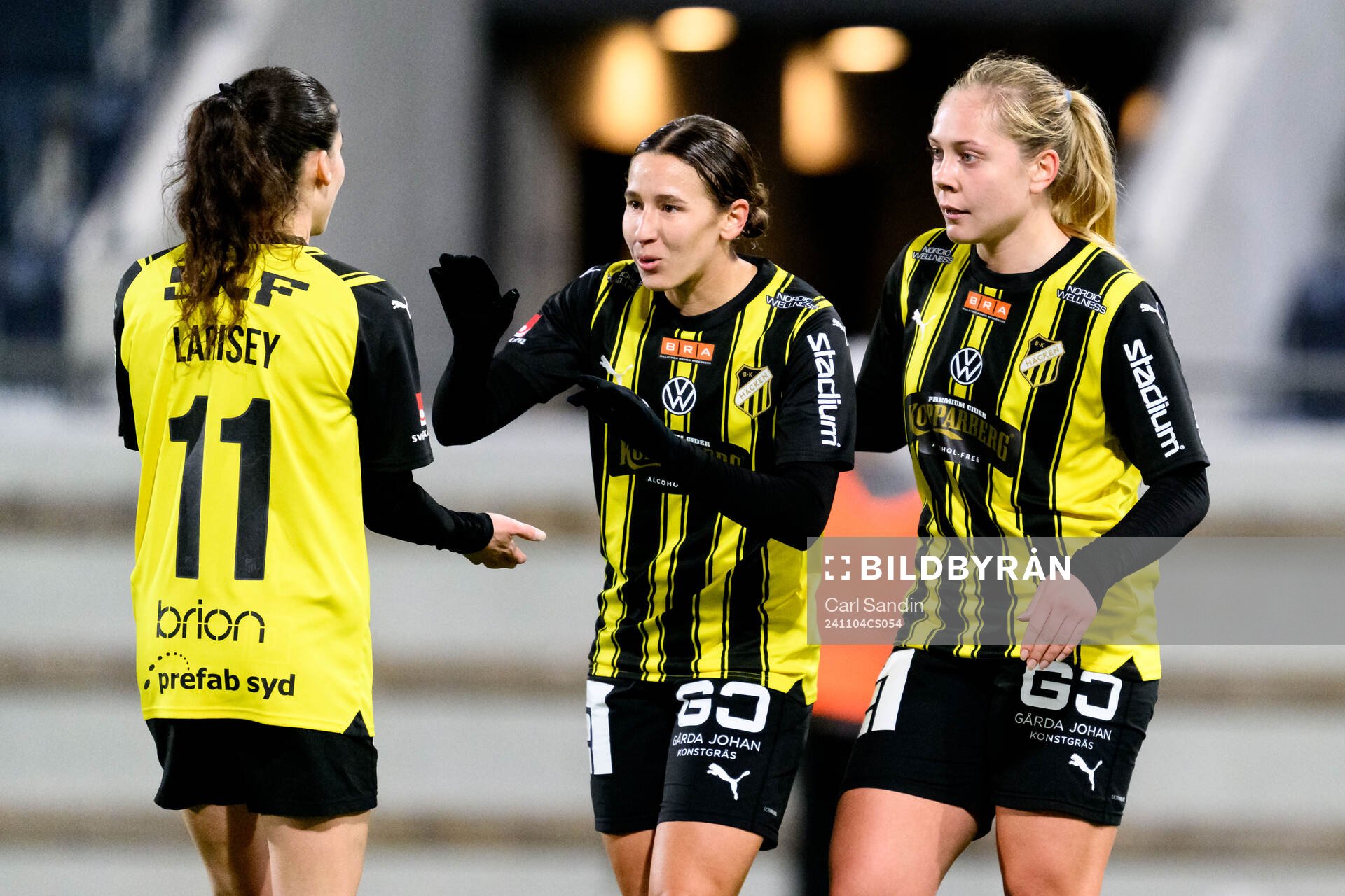 Häckens Tabby Tindell och Alice Bergström jublar efter 4-0 under fotbollsmatchen i Damallsvenskan mellan Häcken och KIF Örebro den 4 november 2024 i Göteborg.