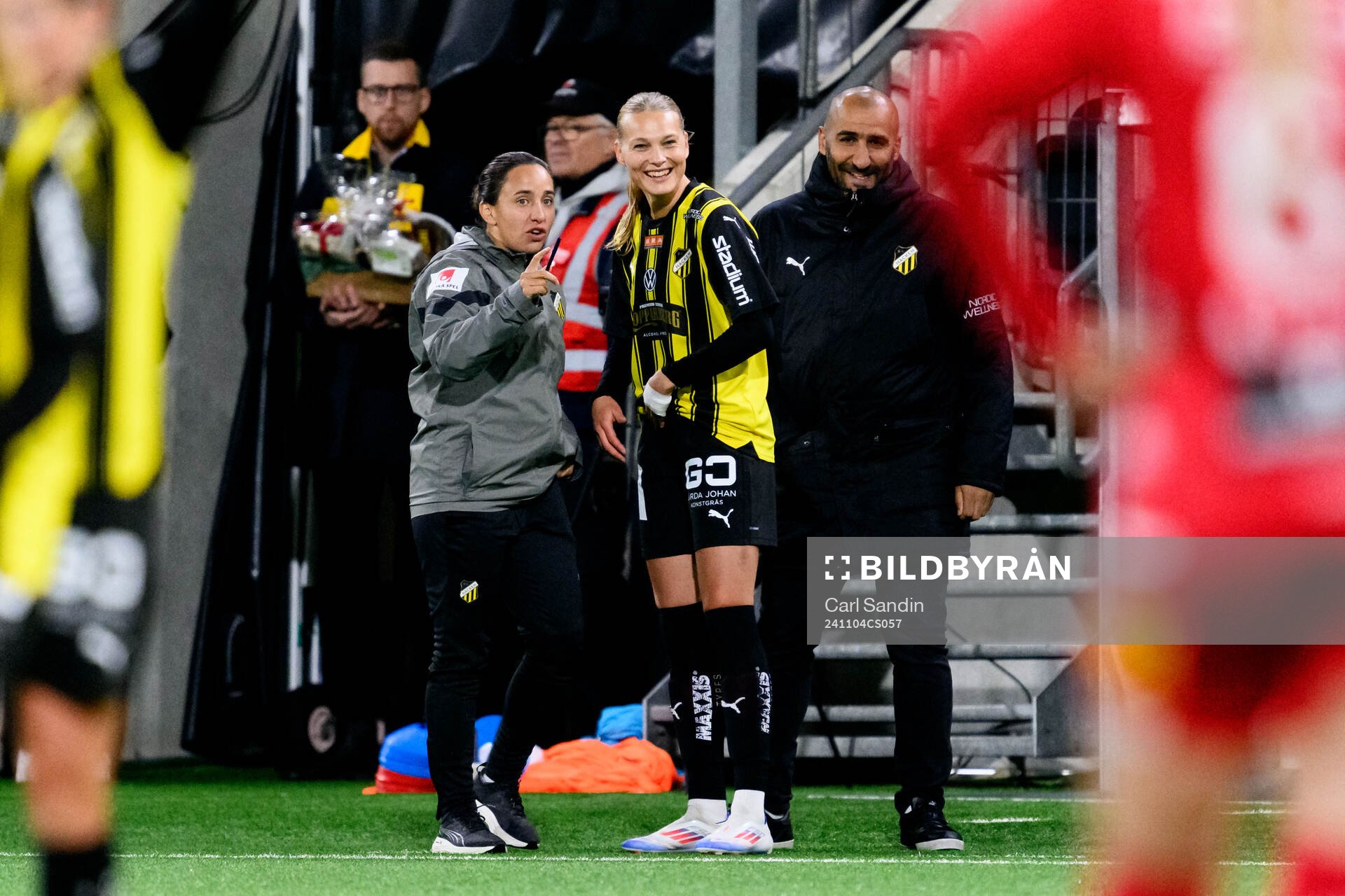 Häckens assisterande tränare Bri Campos och Stine Larsen