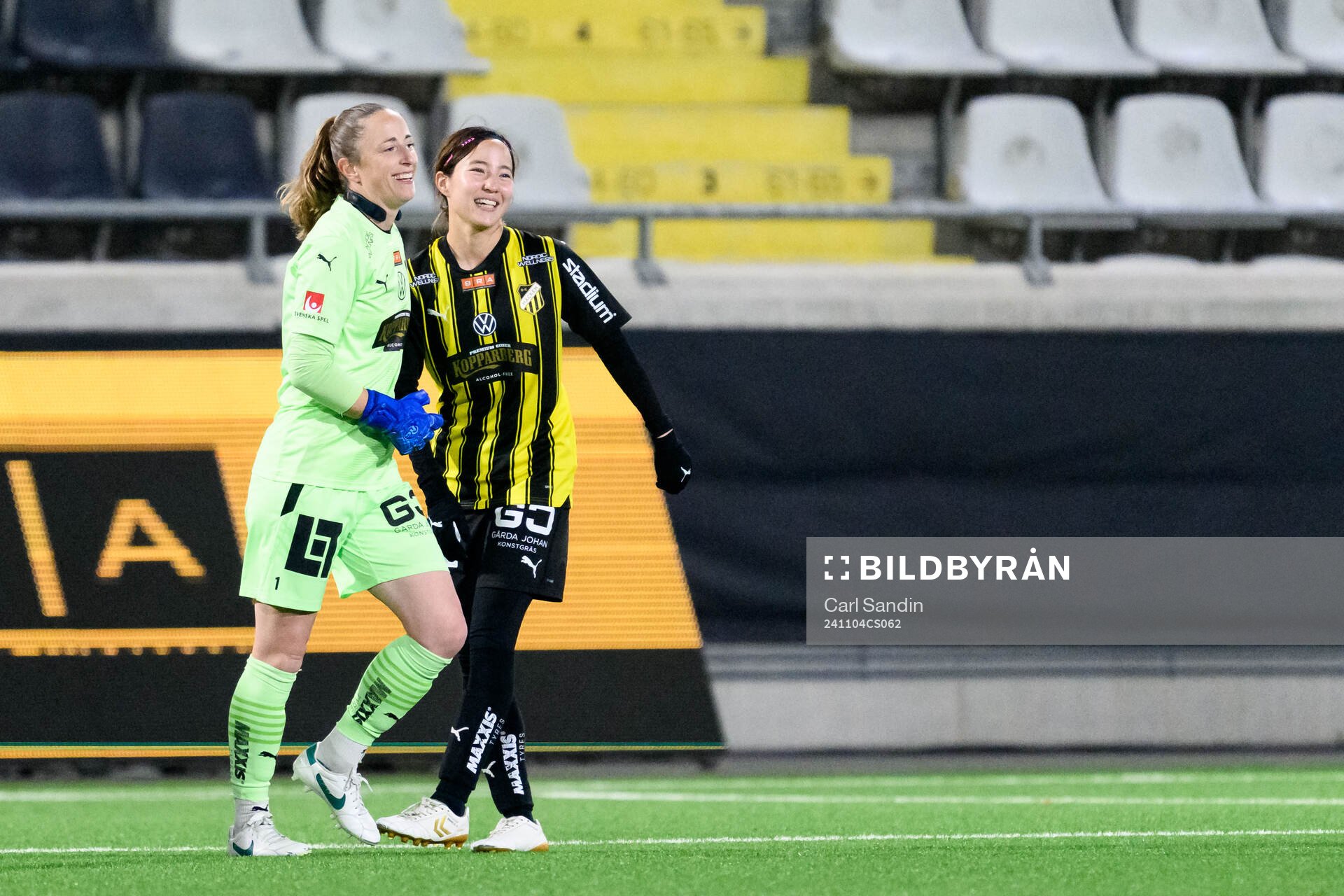 Häckens målvakt Loes Geurts och Hikaru Kitagawa