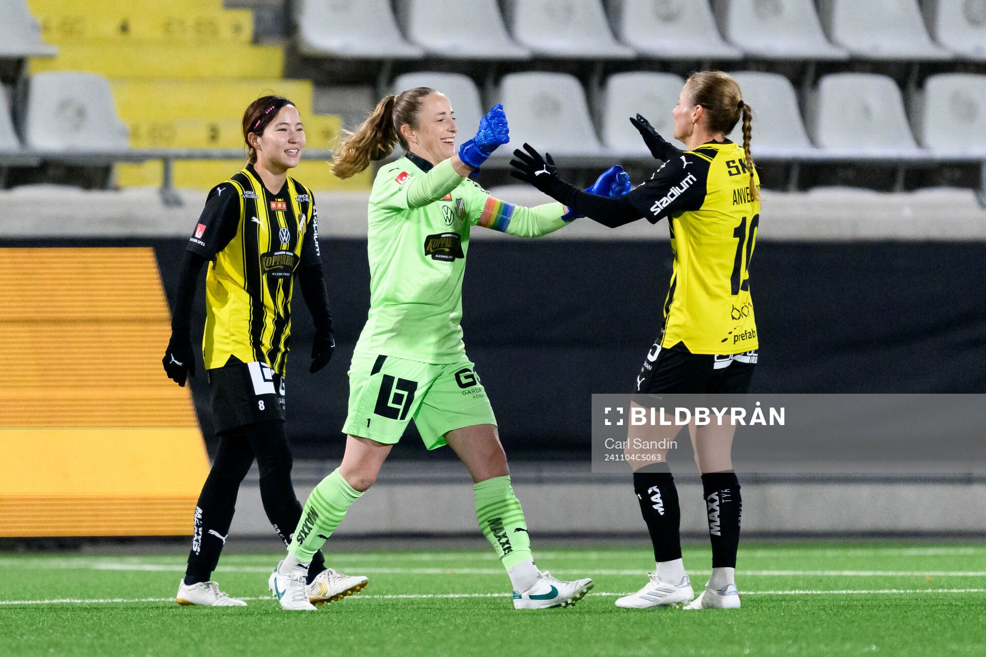 Häckens Hikaru Kitagawa, målvakt Loes Geurts och Anna