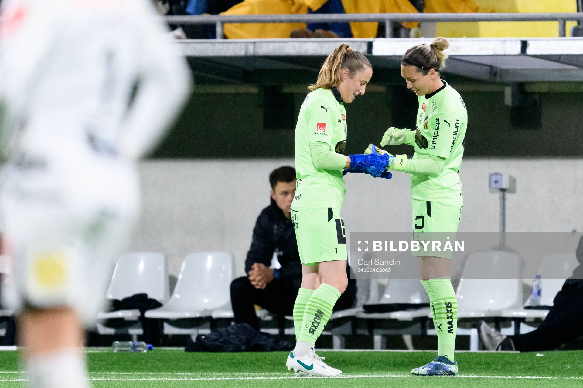 Häckens målvakt Loes Geurts och målvakt Jennifer Falk