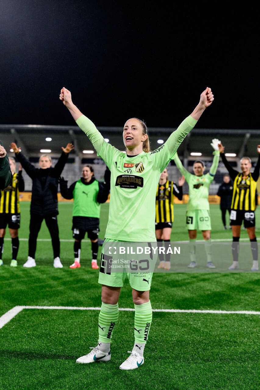 Häckens målvakt Loes Geurts jublar