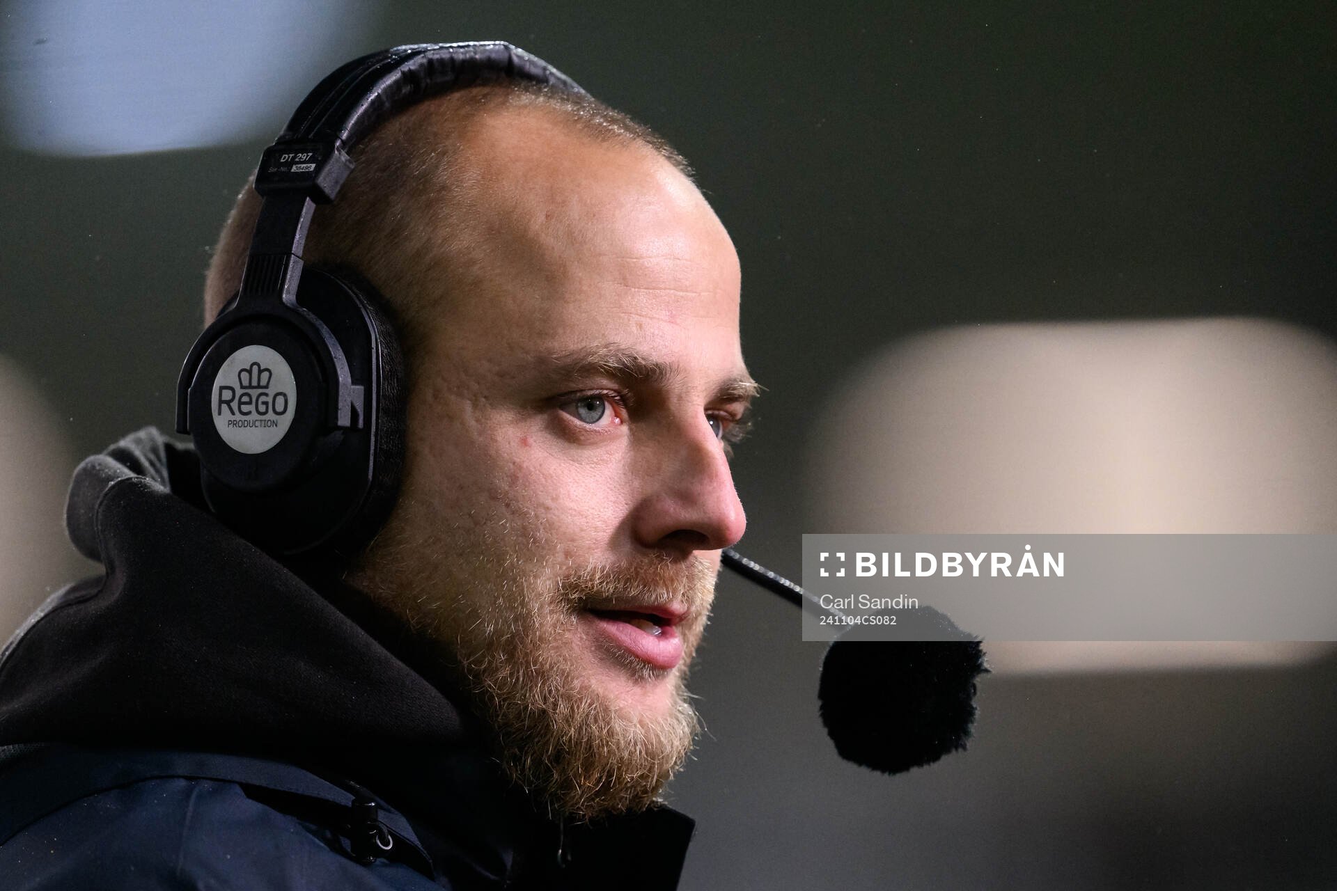KIF Örebros tränare Rickard Johansson blir intervjuad