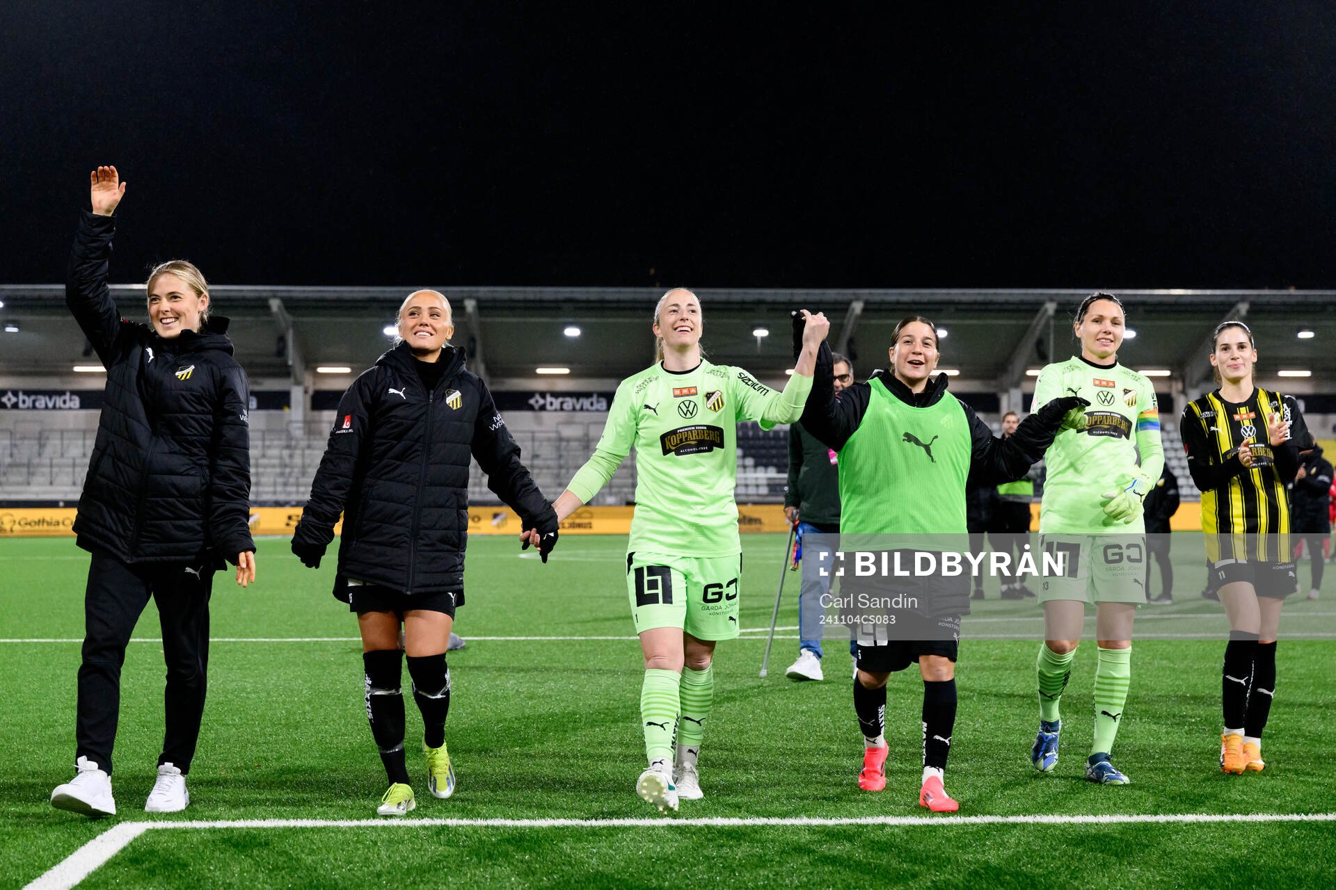 Häckens målvakt Loes Geurts tackar publiken efter fotbollsmatchen i Damallsvenskan mellan Häcken och KIF Örebro den 4 november 2024 i Göteborg.