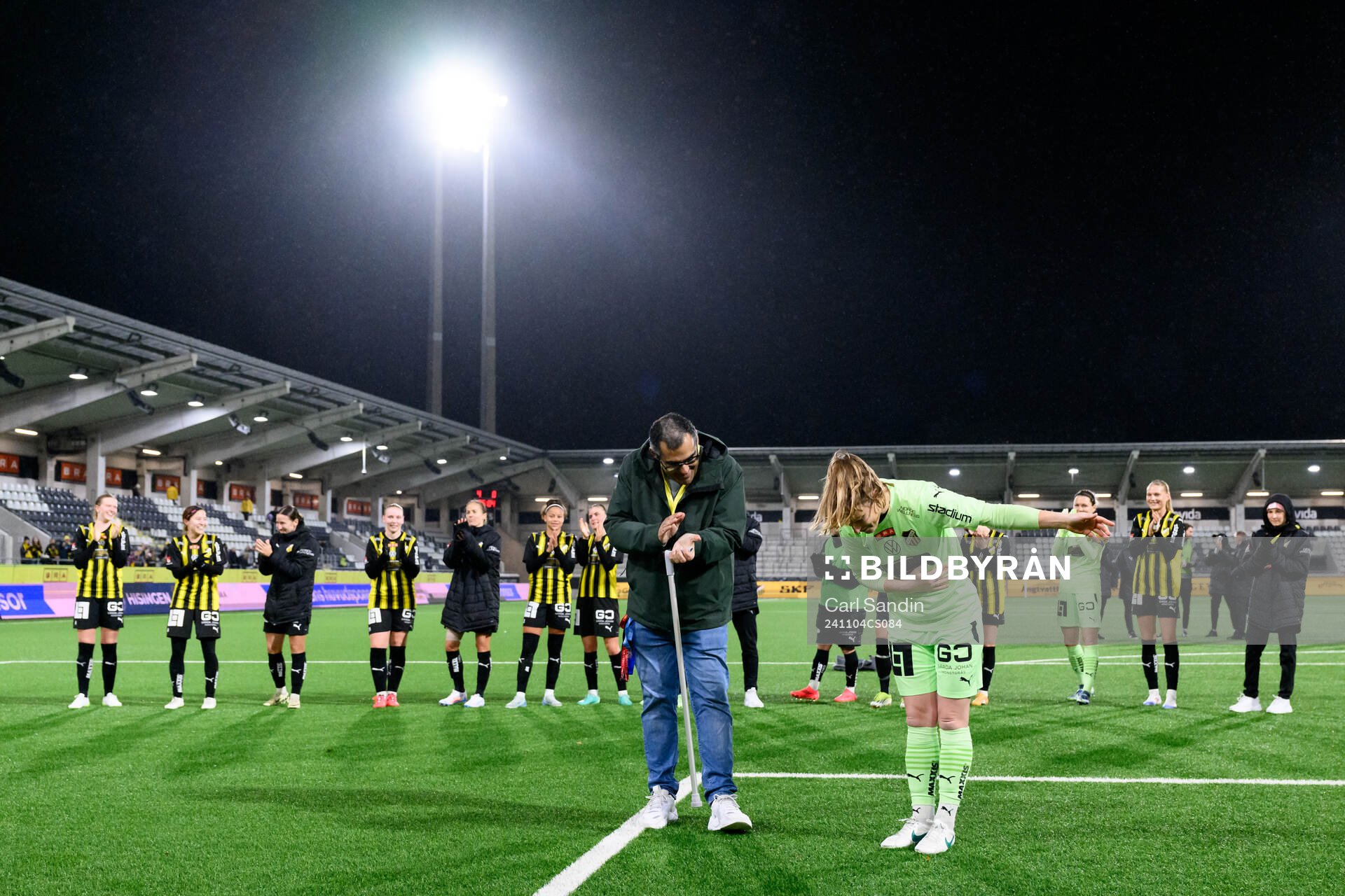 Häckens målvakt Loes Geurts tackar publiken efter fotbollsmatchen i Damallsvenskan mellan Häcken och KIF Örebro den 4 november 2024 i Göteborg.