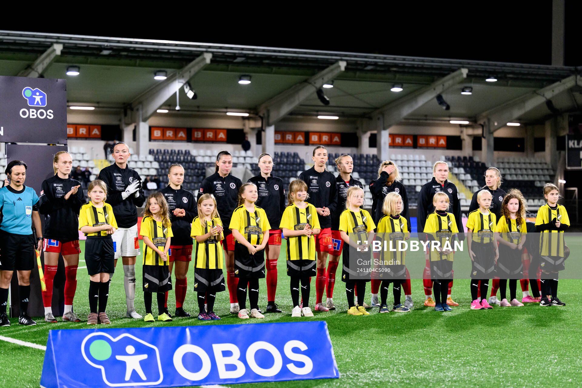KIF Örebros spelare vid lineup inför fotbollsmatchen i Damallsvenskan mellan Häcken och KIF Örebro den 4 november 2024 i Göteborg. 