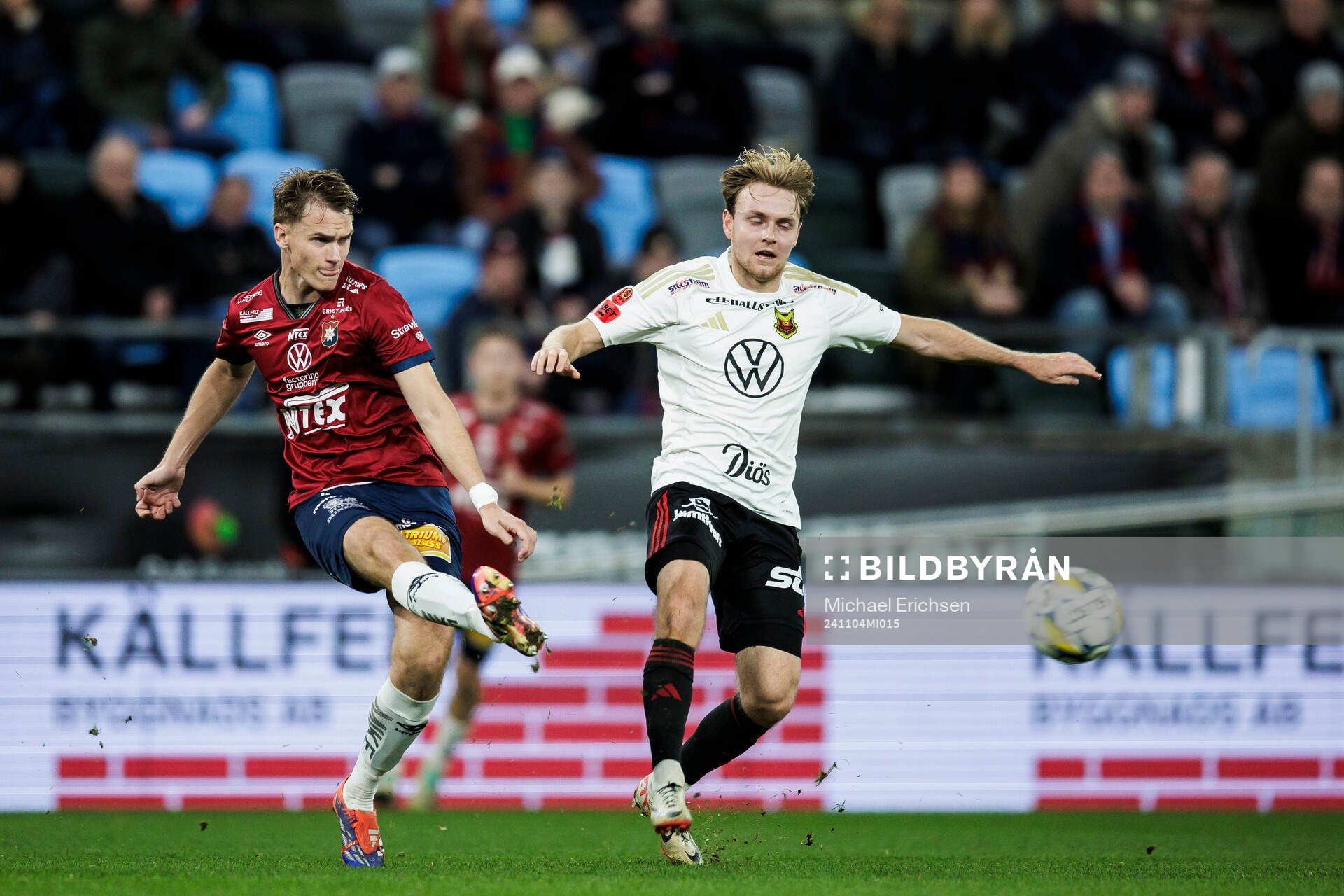 Örgrytes Christoffer Styffe och Östersunds Simon Marklund under fotbollsmatchen i Superettan mellan Örgryte och Östersund den 4 november 2024 i Göteborg.