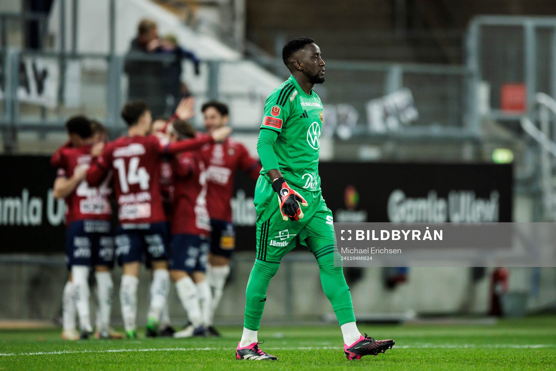 Östersunds målvakt Arnold Otieno deppar