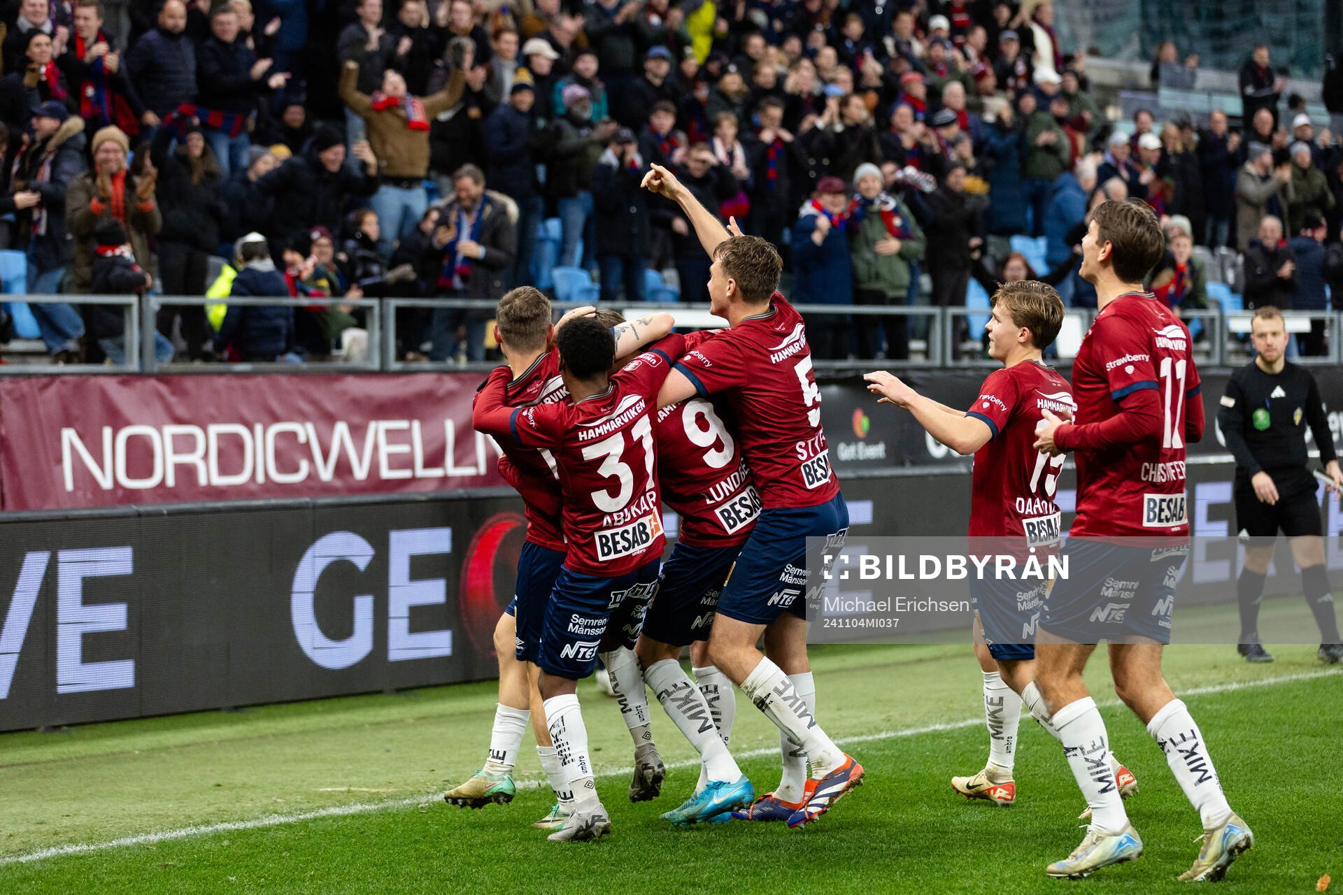 Örgrytes Viktor Lundberg jublar med lagkamrater