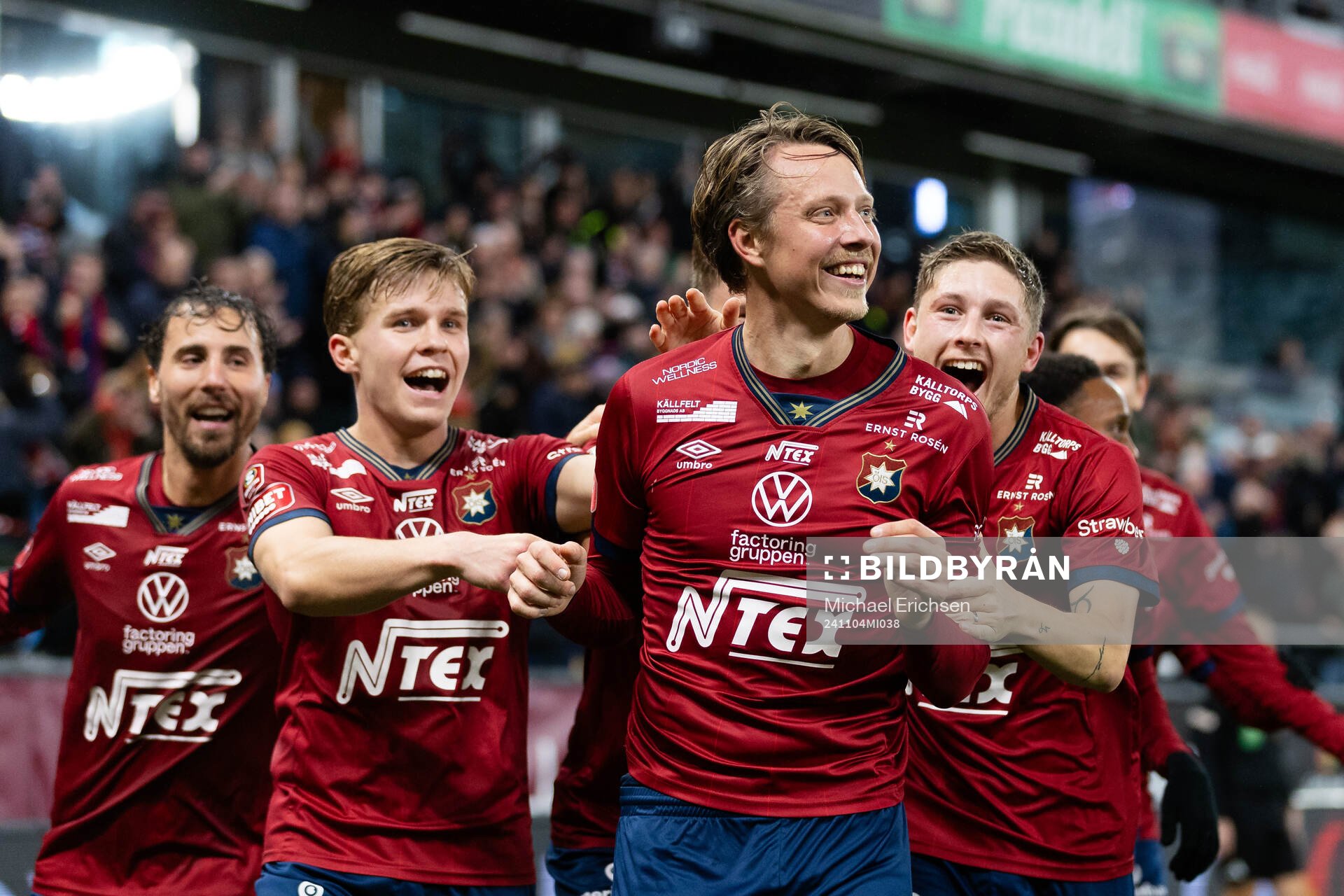 Örgrytes Viktor Lundberg jublar med lagkamrater