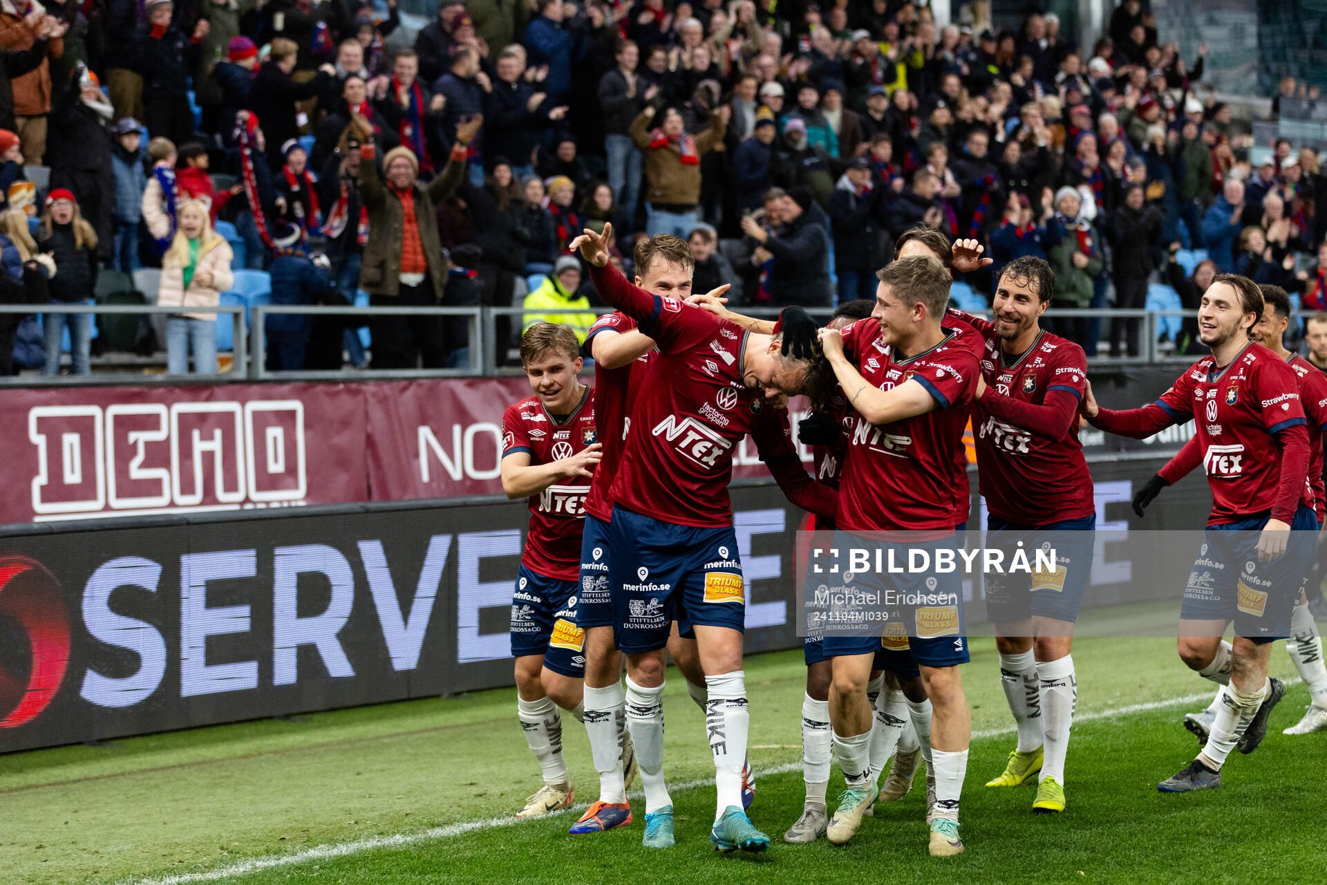 Örgrytes Viktor Lundberg jublar med lagkamrater efter 2-1 under fotbollsmatchen i Superettan mellan Örgryte och Östersund den 4 november 2024 i Göteborg.