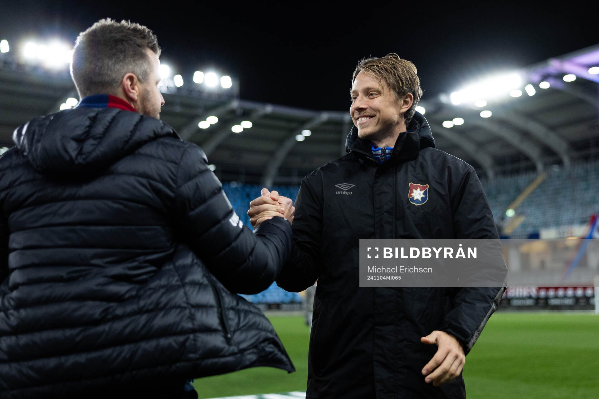 Örgrytes sportchef uppvaktar Viktor Lundberg för hans tid