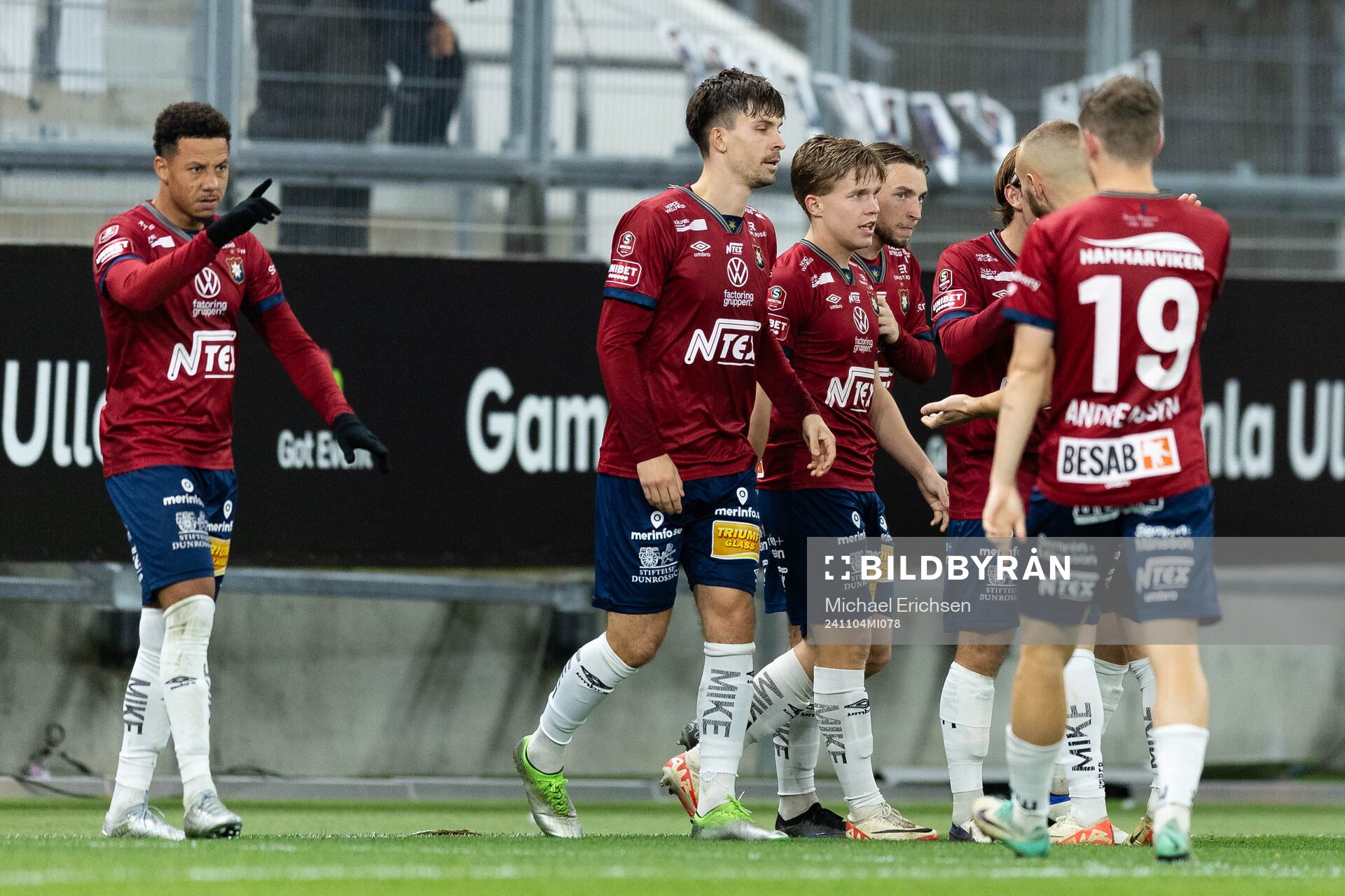 Örgrytes Isak Dahlqvist jublar med lagkamrater