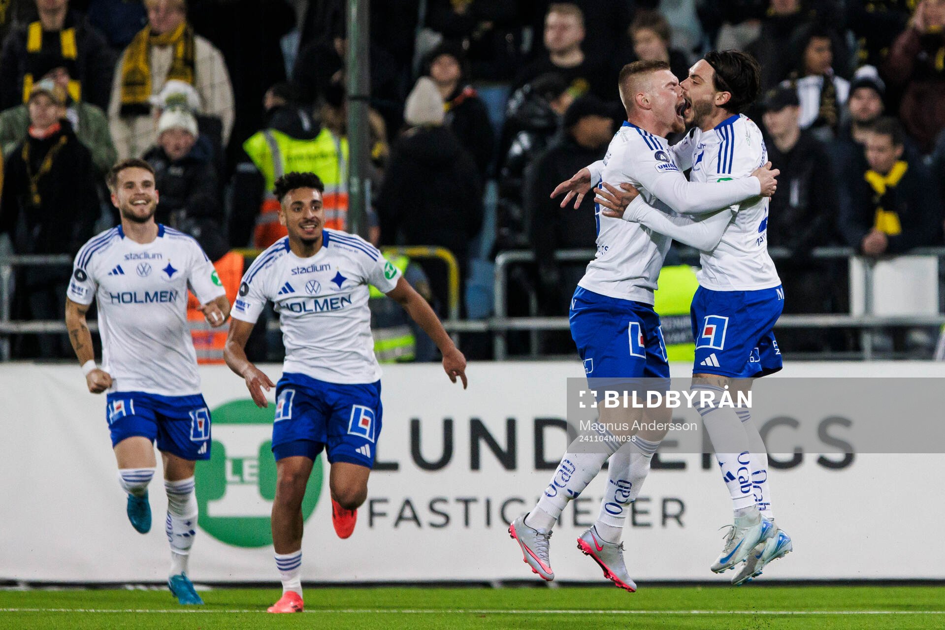 IFK Norrköpings David Moberg Karlsson jublar med lagkamrater efter 1-0 under fotbollsmatchen i Allsvenskan mellan IFK Norrköping och AIK den 4 november 2024 i Norrköping.