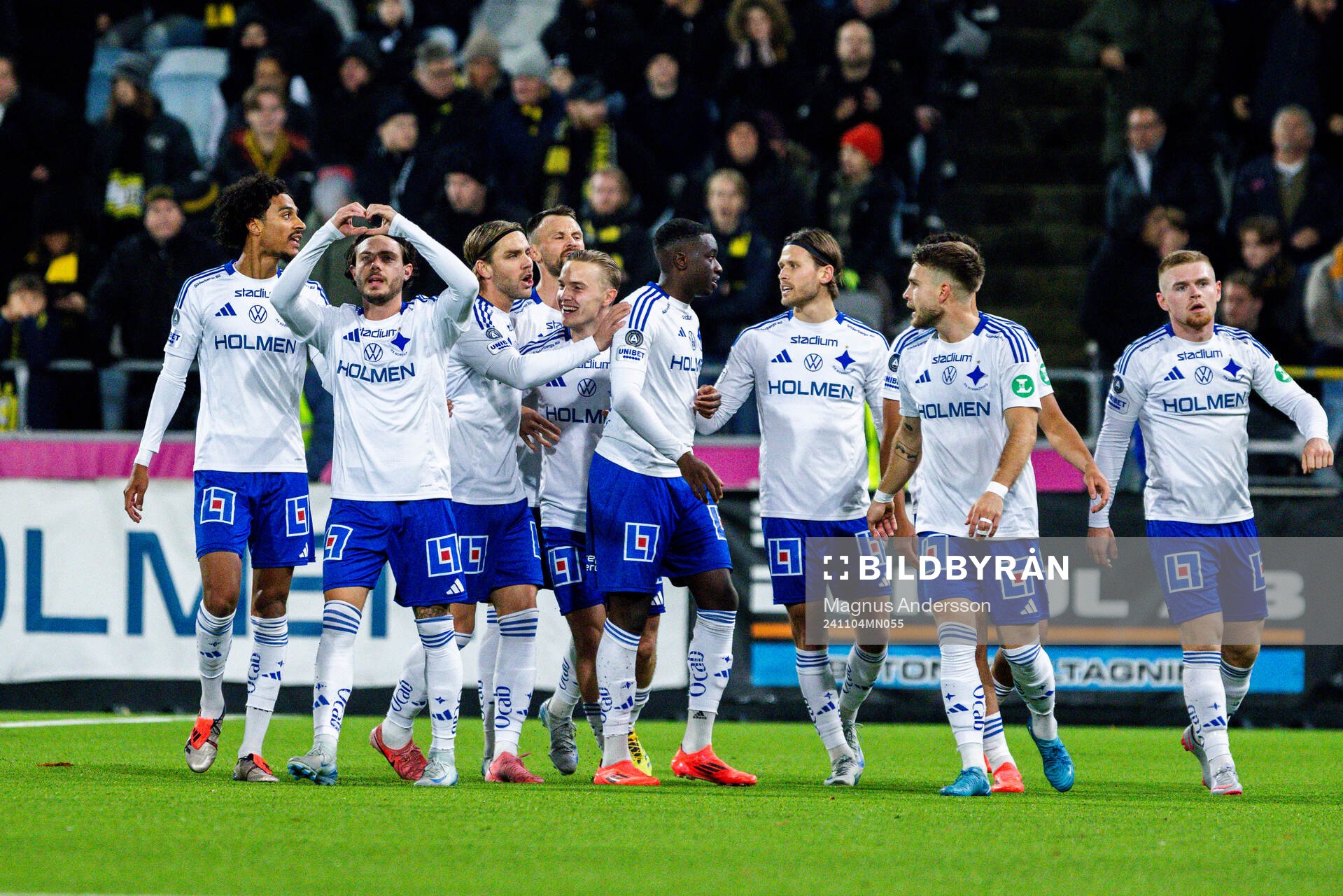IFK Norrköpings spelare jublar efter 1-0 under fotbollsmatchen i Allsvenskan mellan IFK Norrköping och AIK den 4 november 2024 i Norrköping.