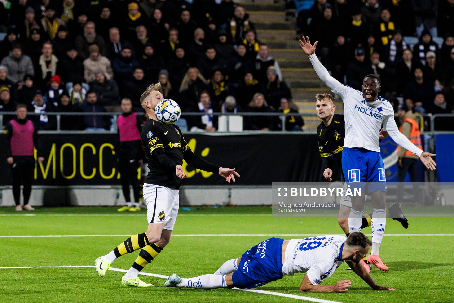 AIKs John Guidetti gör i denna situation 1-1 som senare döms bort, i en kamp med IFK Norrköpings Max Watson under fotbollsmatchen i Allsvenskan mellan IFK Norrköping och AIK den 4 november 2024 i Norrköping.