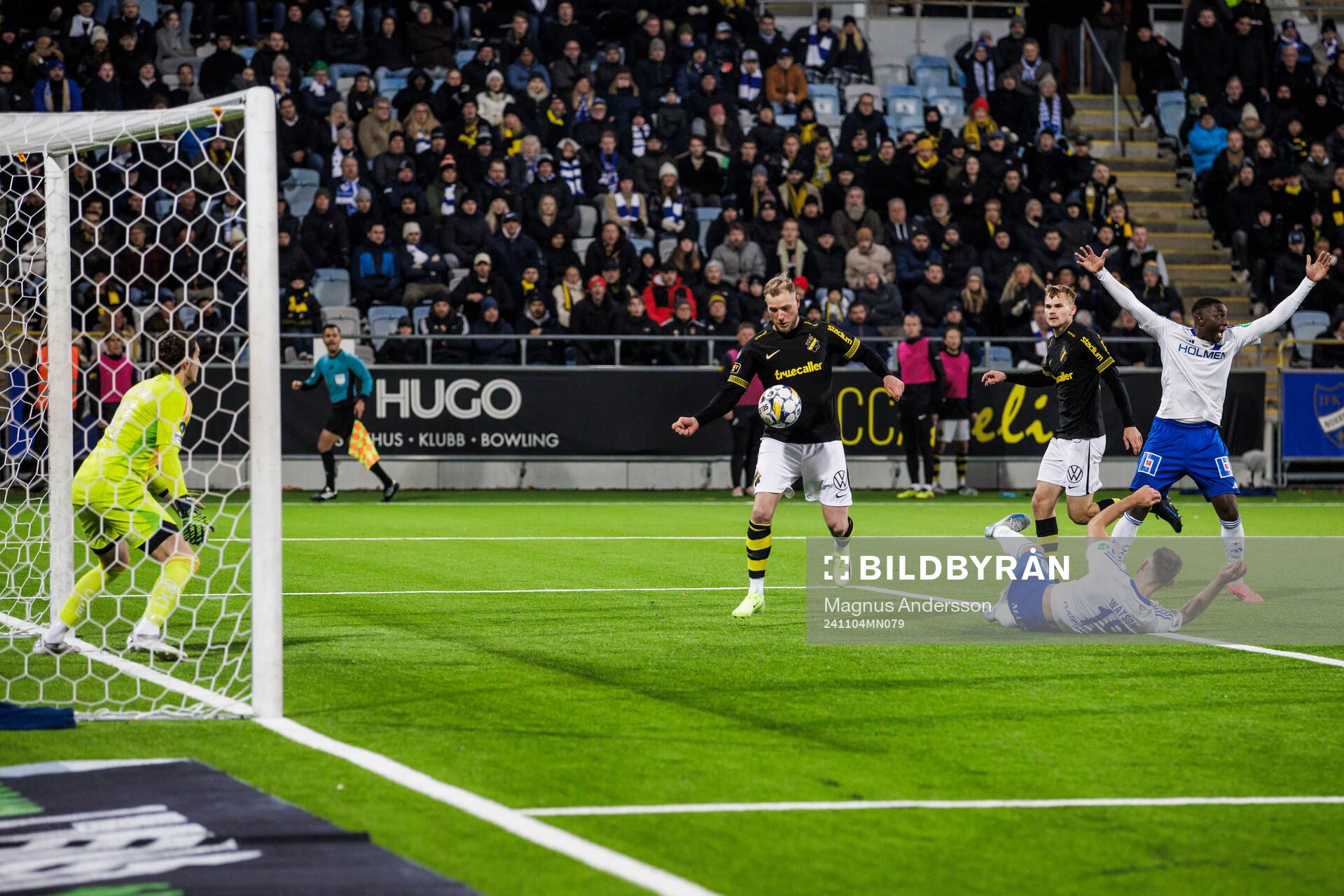 AIKs John Guidetti gör i denna situation 1-1 som senare döms bort, i en kamp med IFK Norrköpings Max Watson under fotbollsmatchen i Allsvenskan mellan IFK Norrköping och AIK den 4 november 2024 i Norrköping.