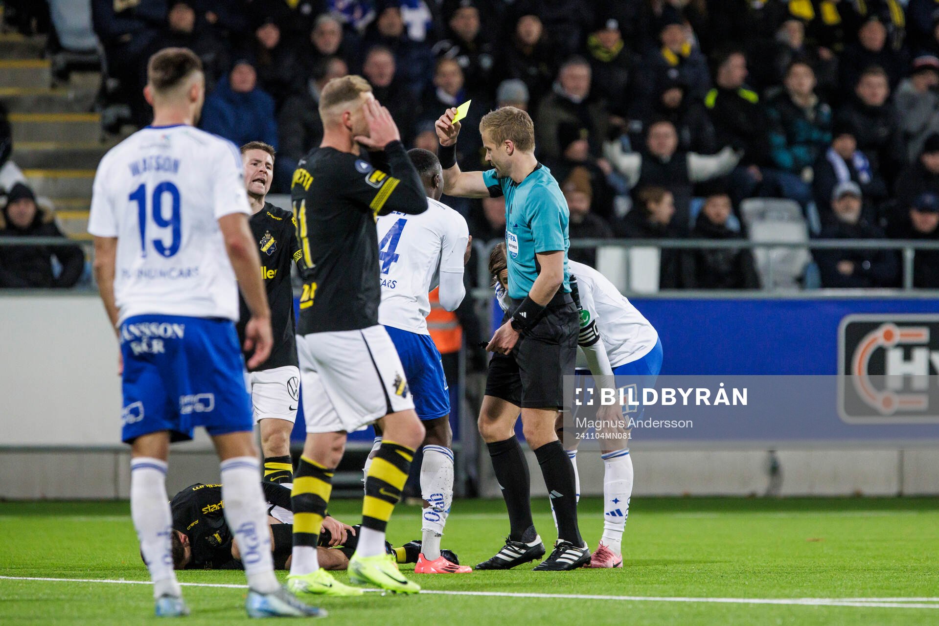 Domare Glenn Nyberg delar ut en varning
