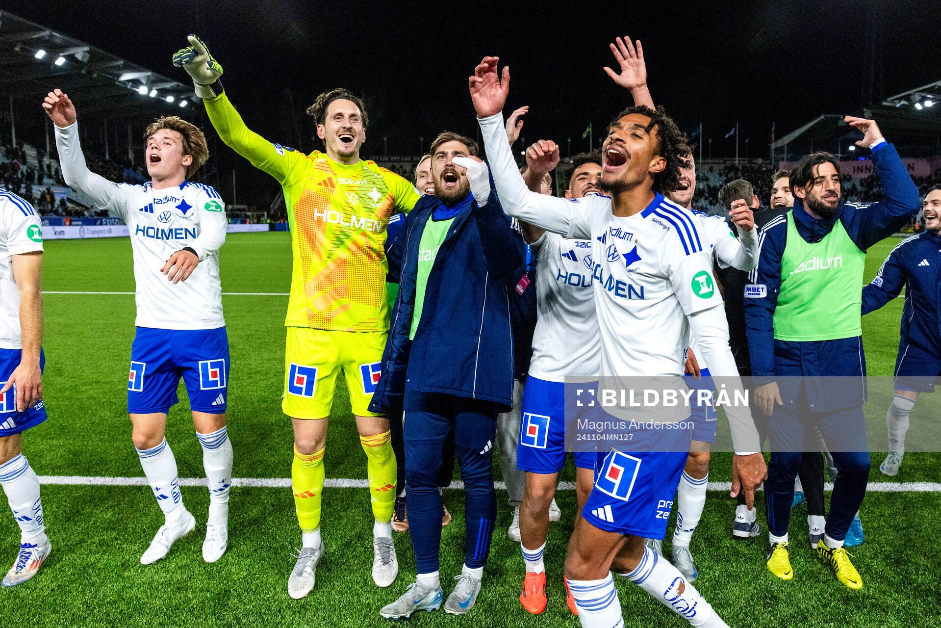 IFK Norrköpings Ture Sandberg, målvakt David Mitov Nilsson, Tim Prica, Moutaz Neffati, Jesper Ceesay och Kristoffer Khazeni jublar efter fotbollsmatchen i Allsvenskan mellan IFK Norrköping och AIK den 4 november 2024 i Norrköping.