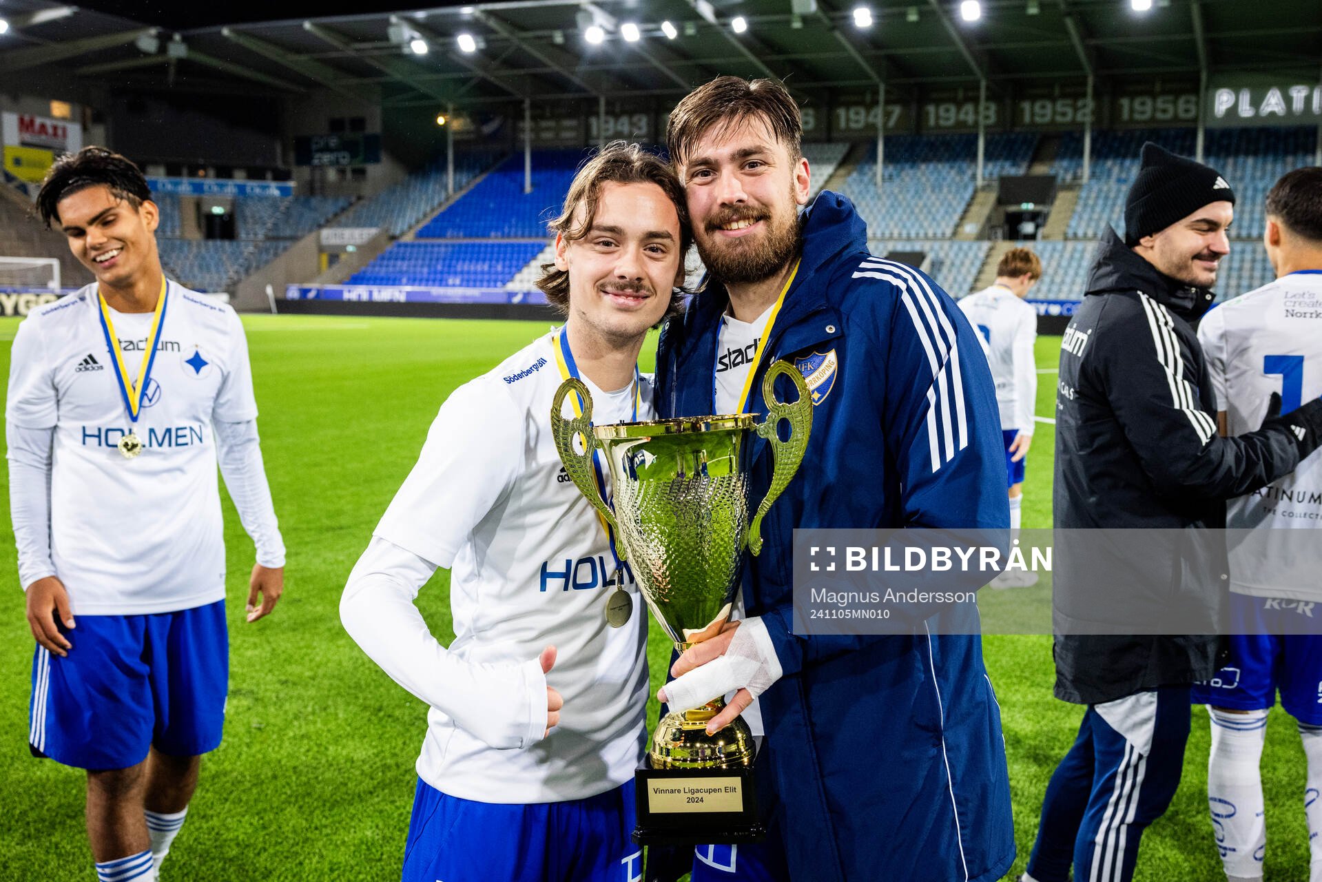 Norrköpings Liam Prica och Tim Prica jublar med pokalen